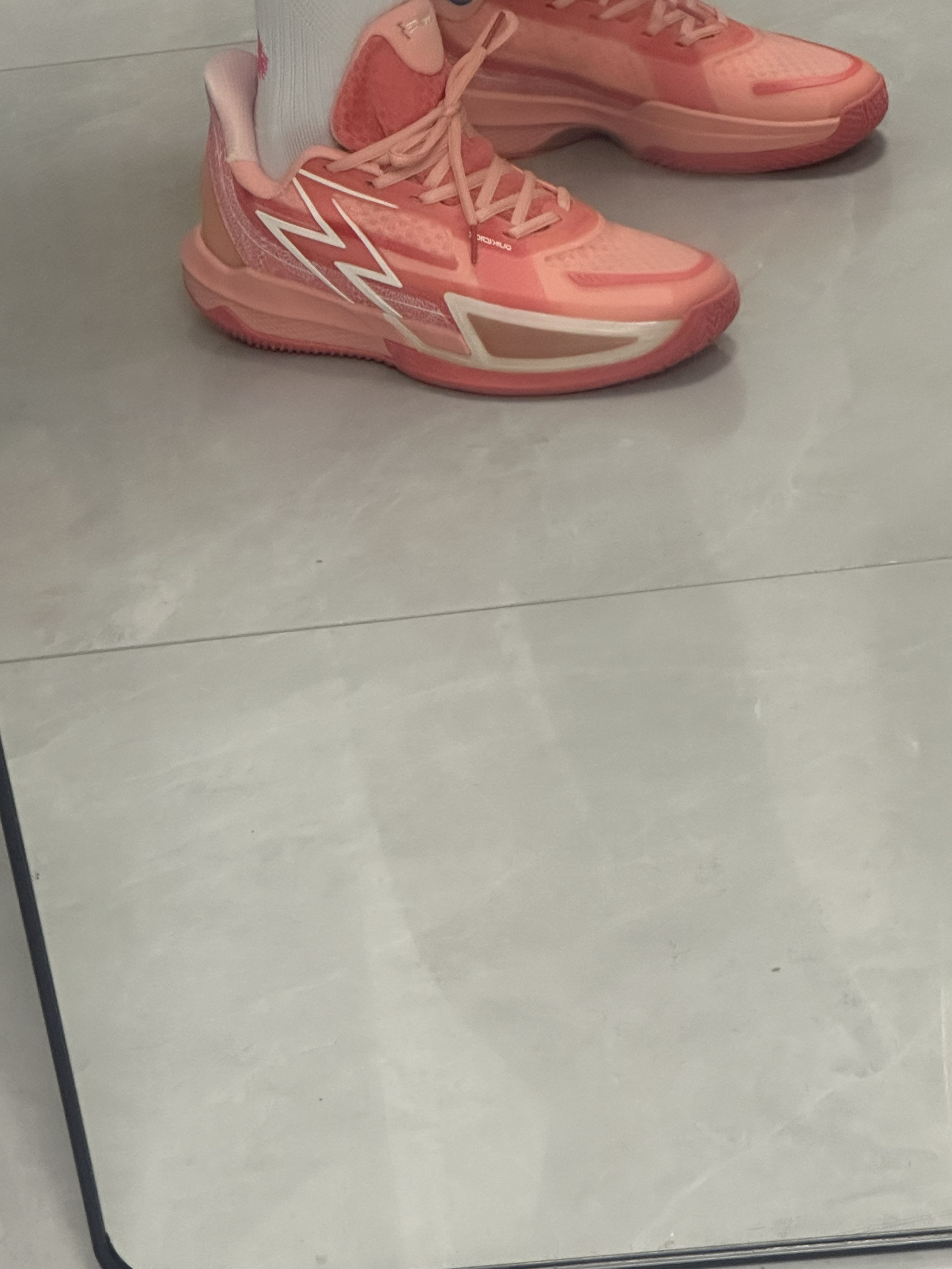 鞋不错，缓震好，透气效果好，防滑耐磨出色