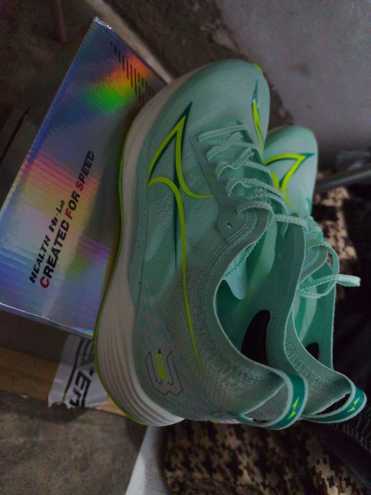 鞋子轻便好看，体育生穿着训练完全没问题，