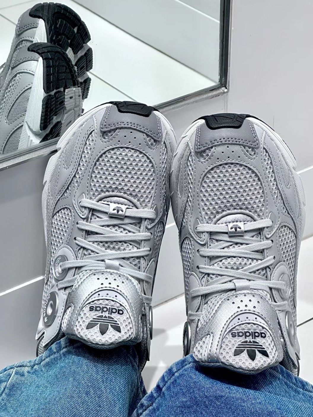 银灰Adidas！适合春夏的复古感跑鞋