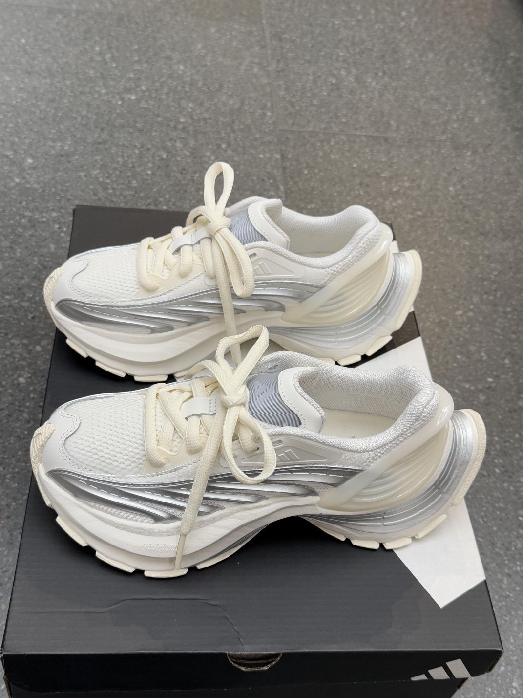 哦莫莫，你跟我说这是adidas的鞋子