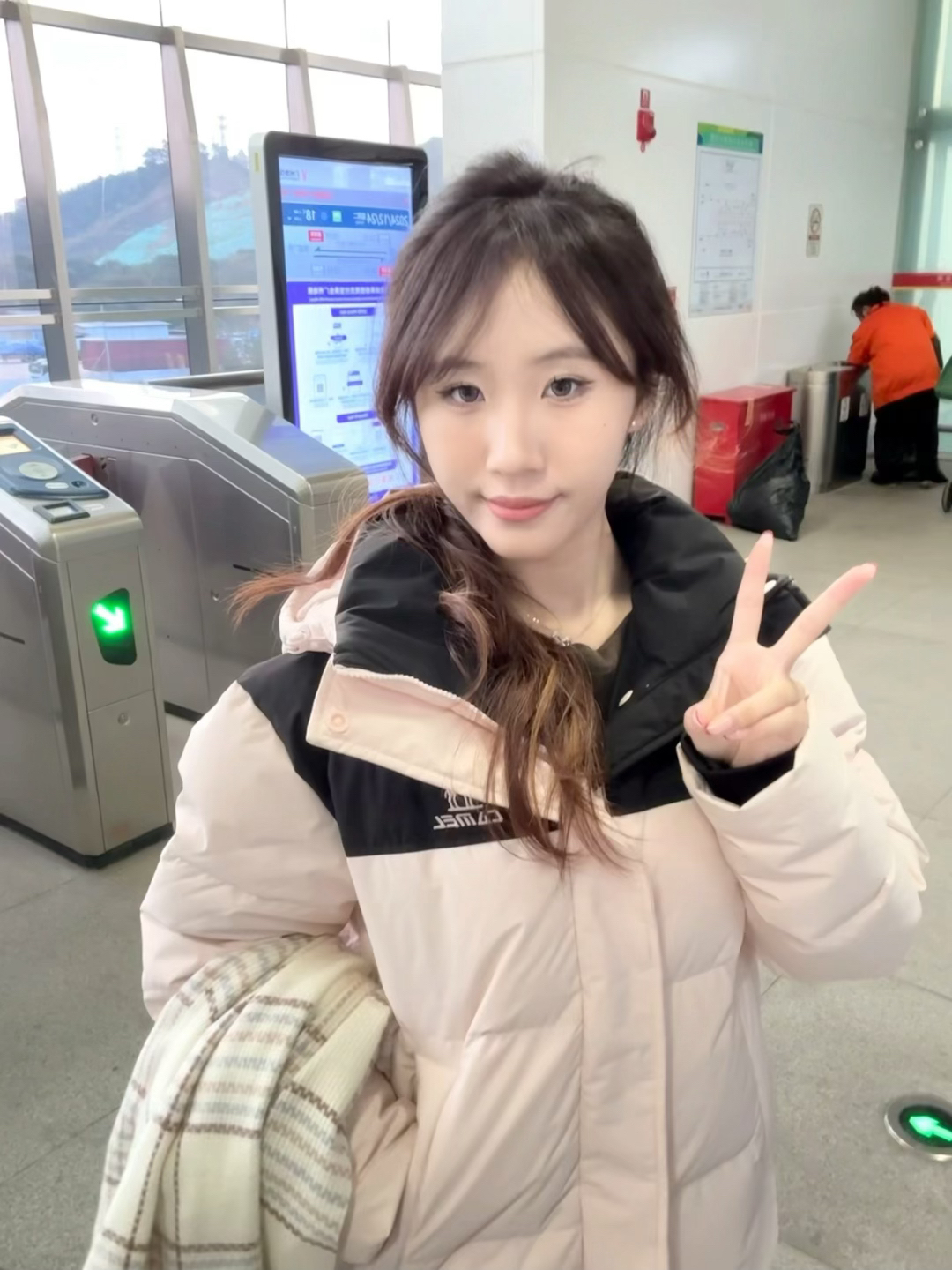 显瘦粉嫩嫩的羽绒服