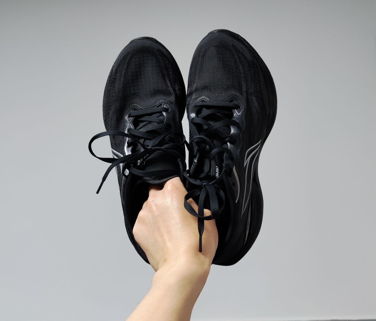鞋子上脚很轻很舒适，䨻中底踩起来很软弹，