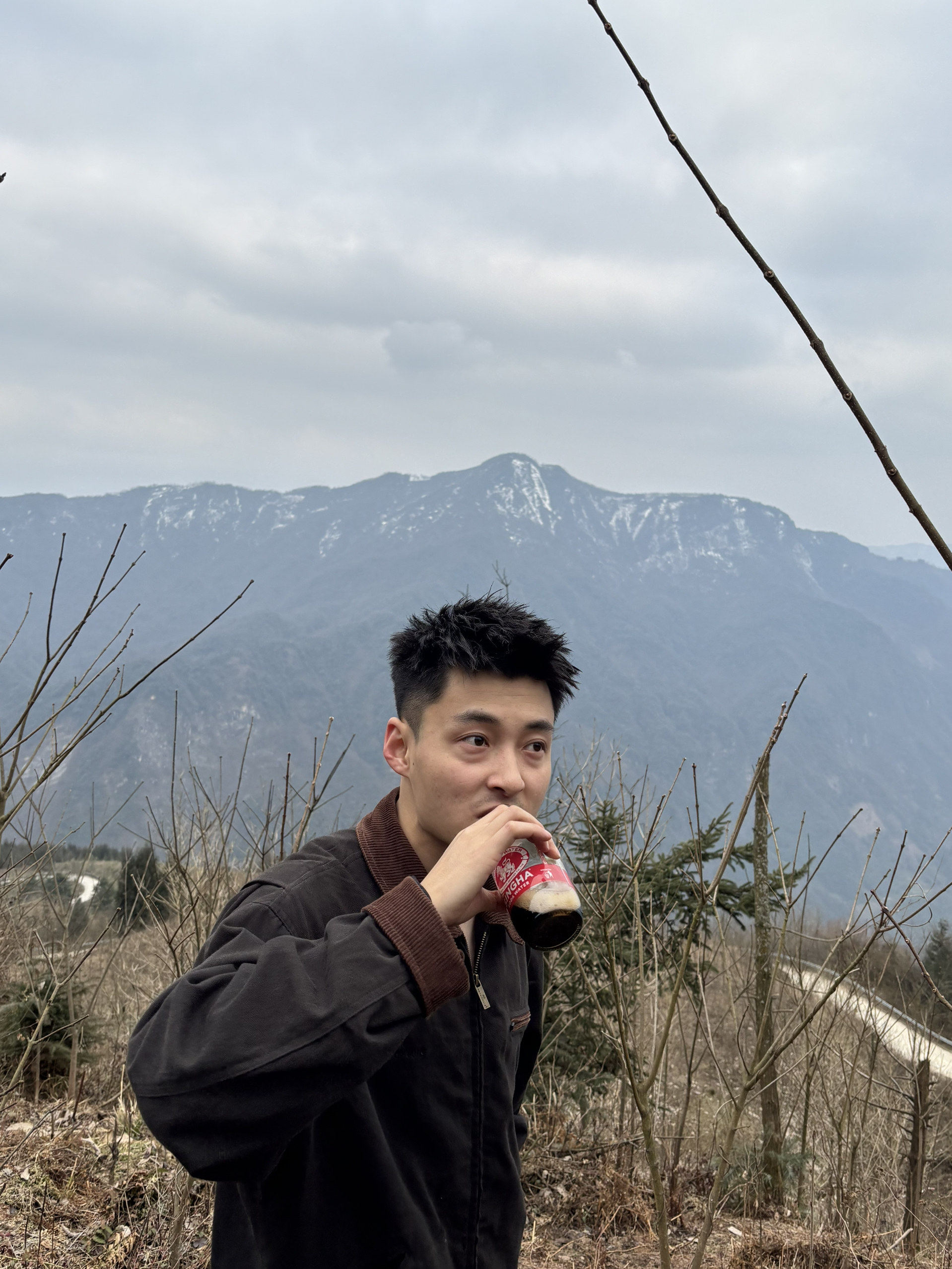 山林从不向四季起誓
枯荣随缘