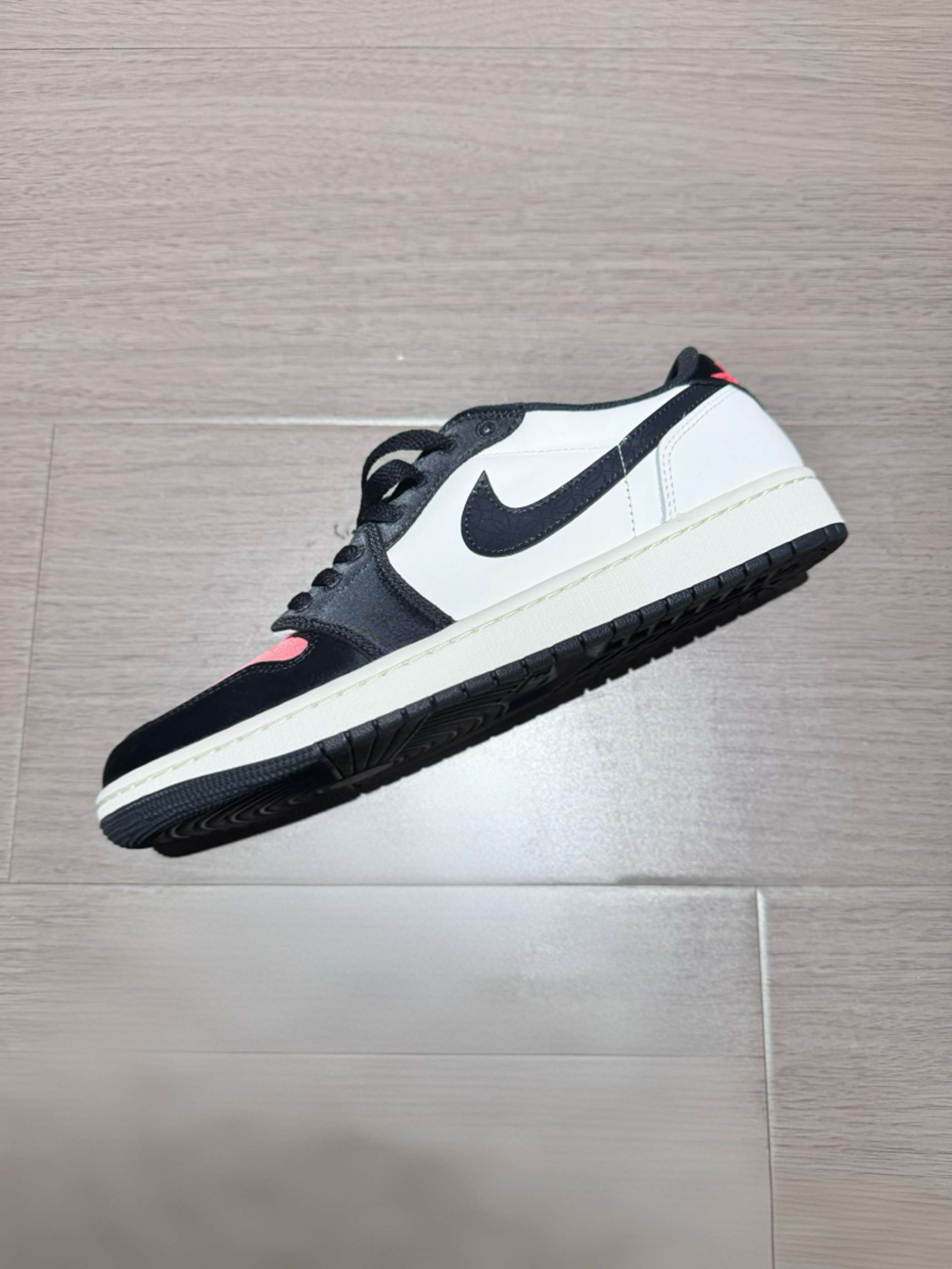 街头回头率200%!PSG×Jordan AJ1黑米红配色杀疯了