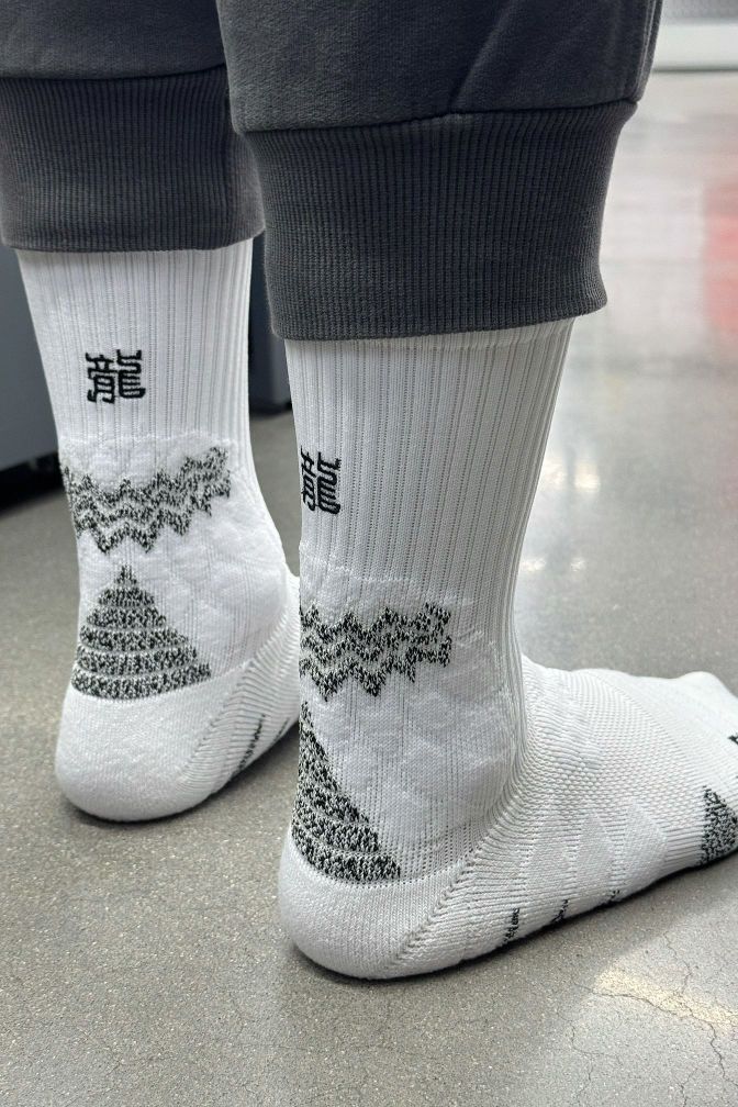 邂逅春天，从这双个性“龍”纹篮球袜开始