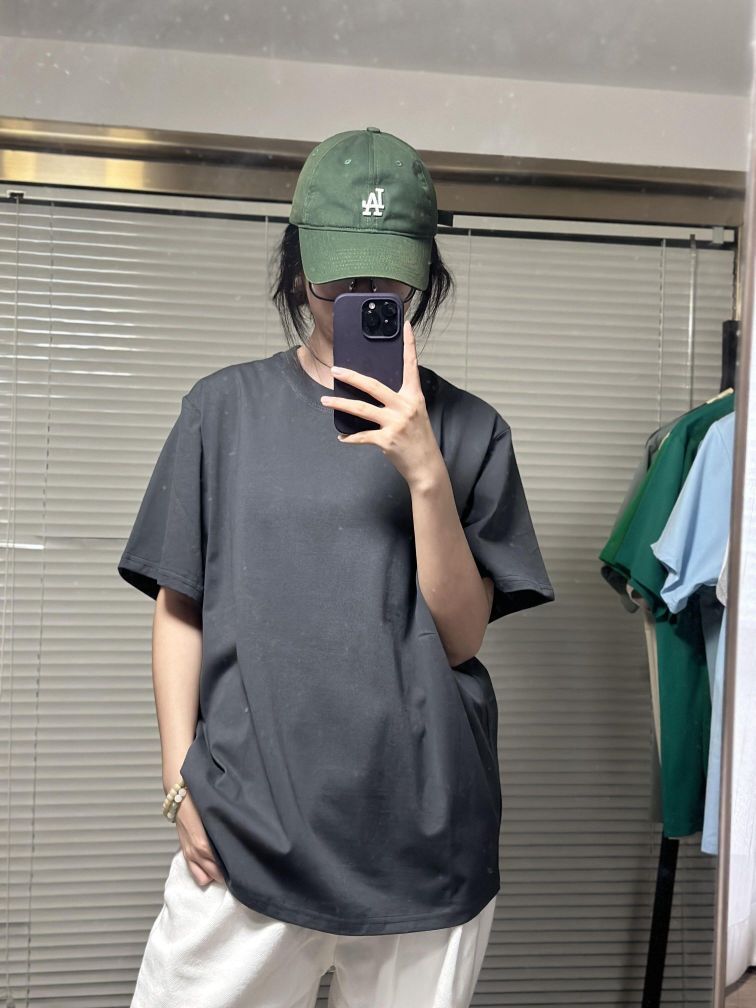 这个深灰色T恤给我锁死🔒太muji了吧！！