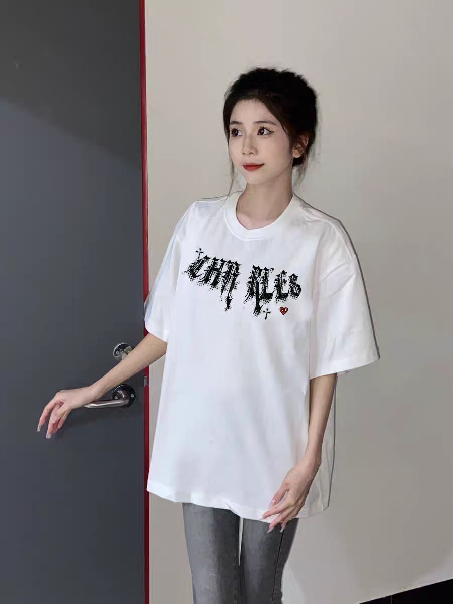 短袖T恤的百搭魅力 🌹