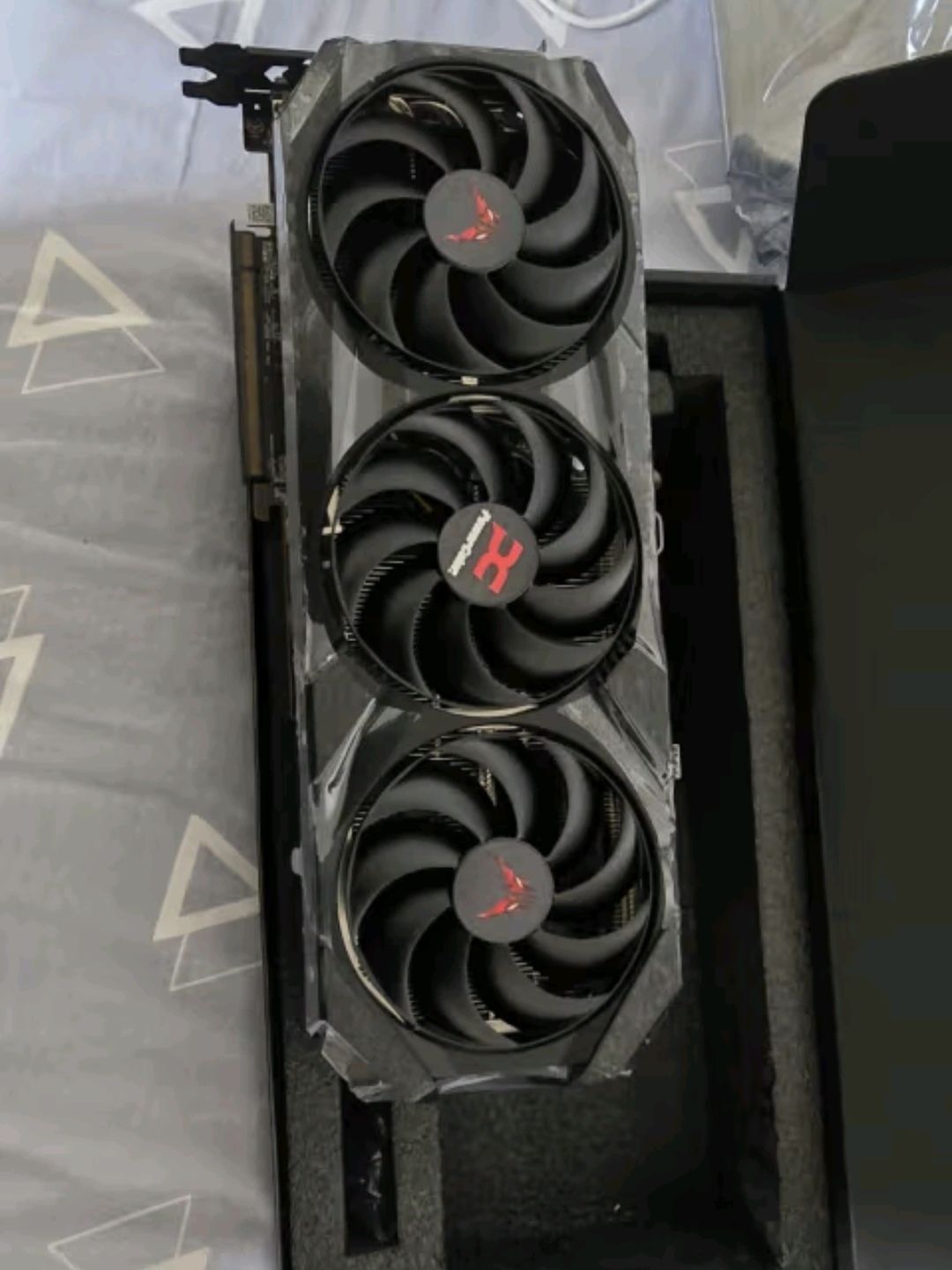 🔥散热焦虑终结者!撼讯红魔RX9070XT暴力开箱实录🎮