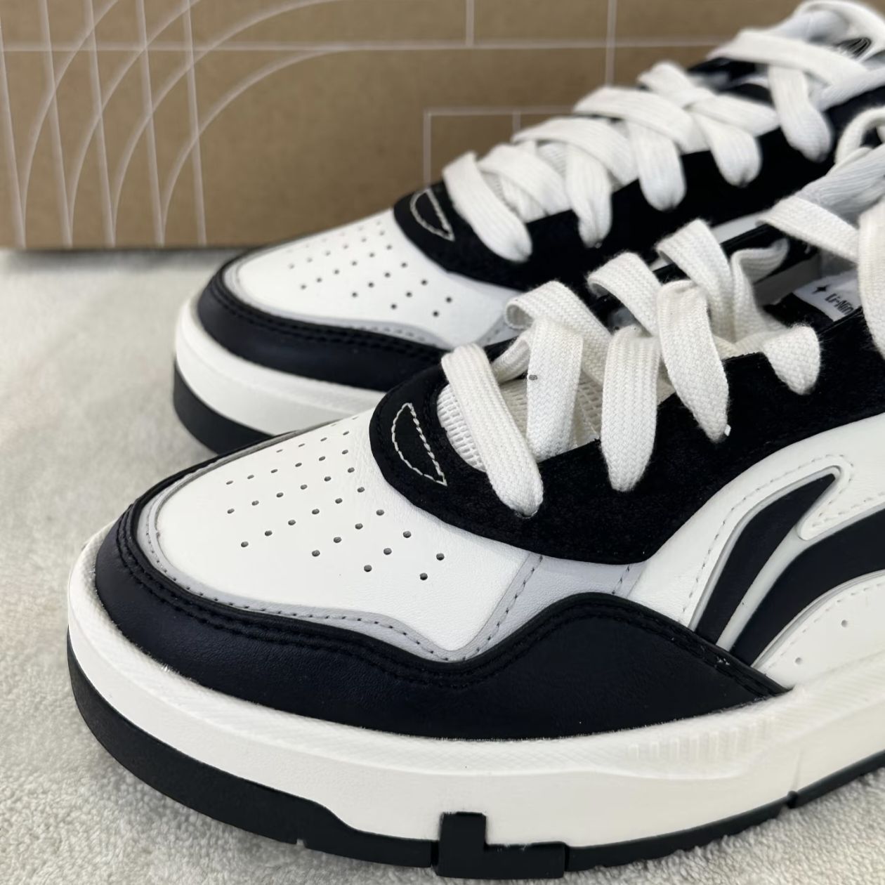 黑白潮搭利器：时尚动感运动鞋LINNIG