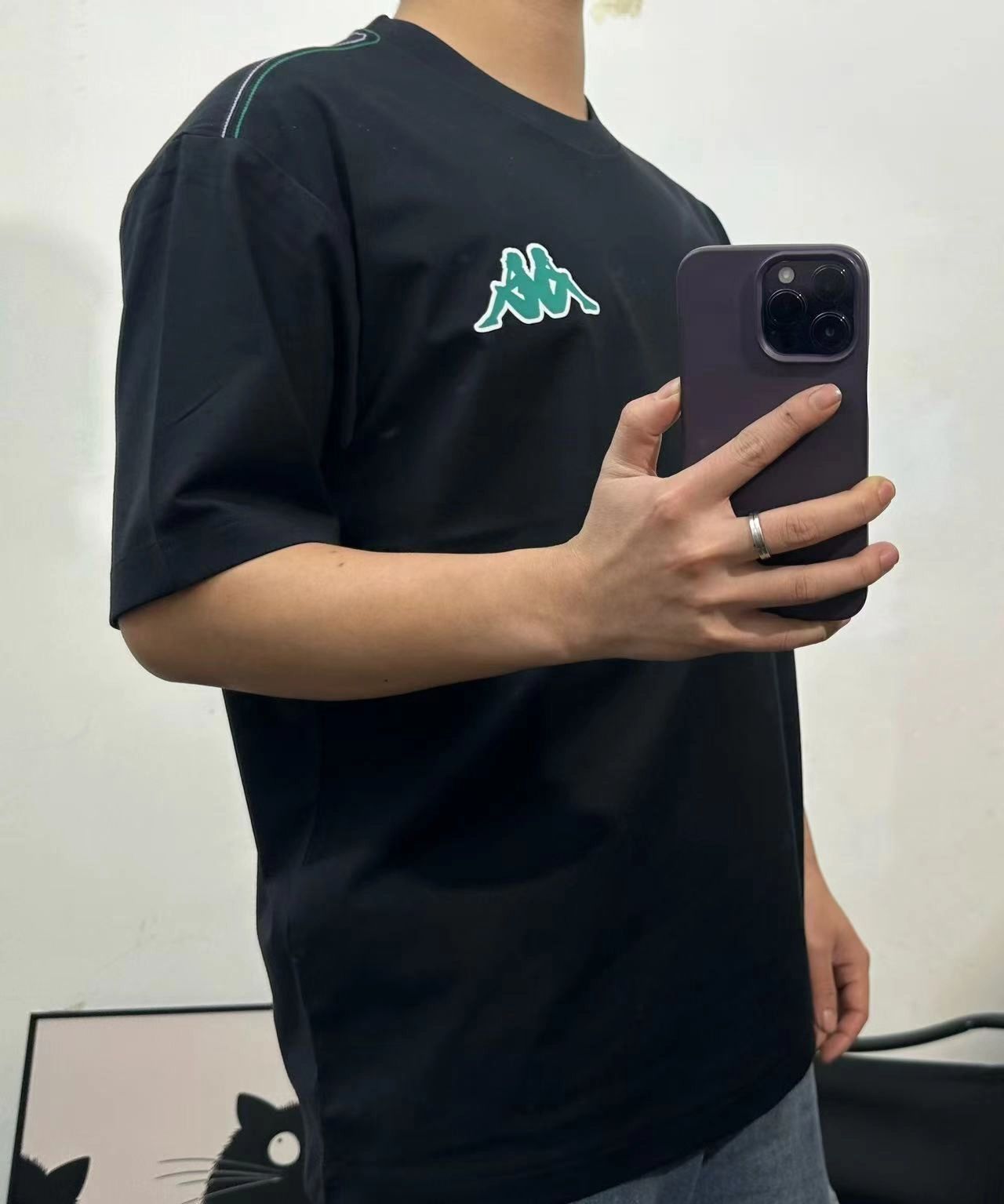 版型宽松舒适，上身自在无束缚。经典串标元