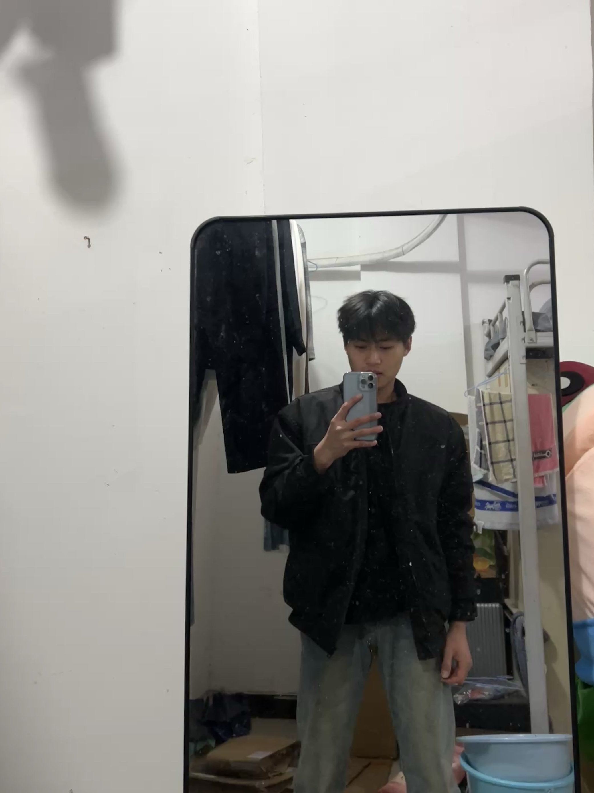 🧍‍♂️ 穿搭风格：自由风

👔 上衣：