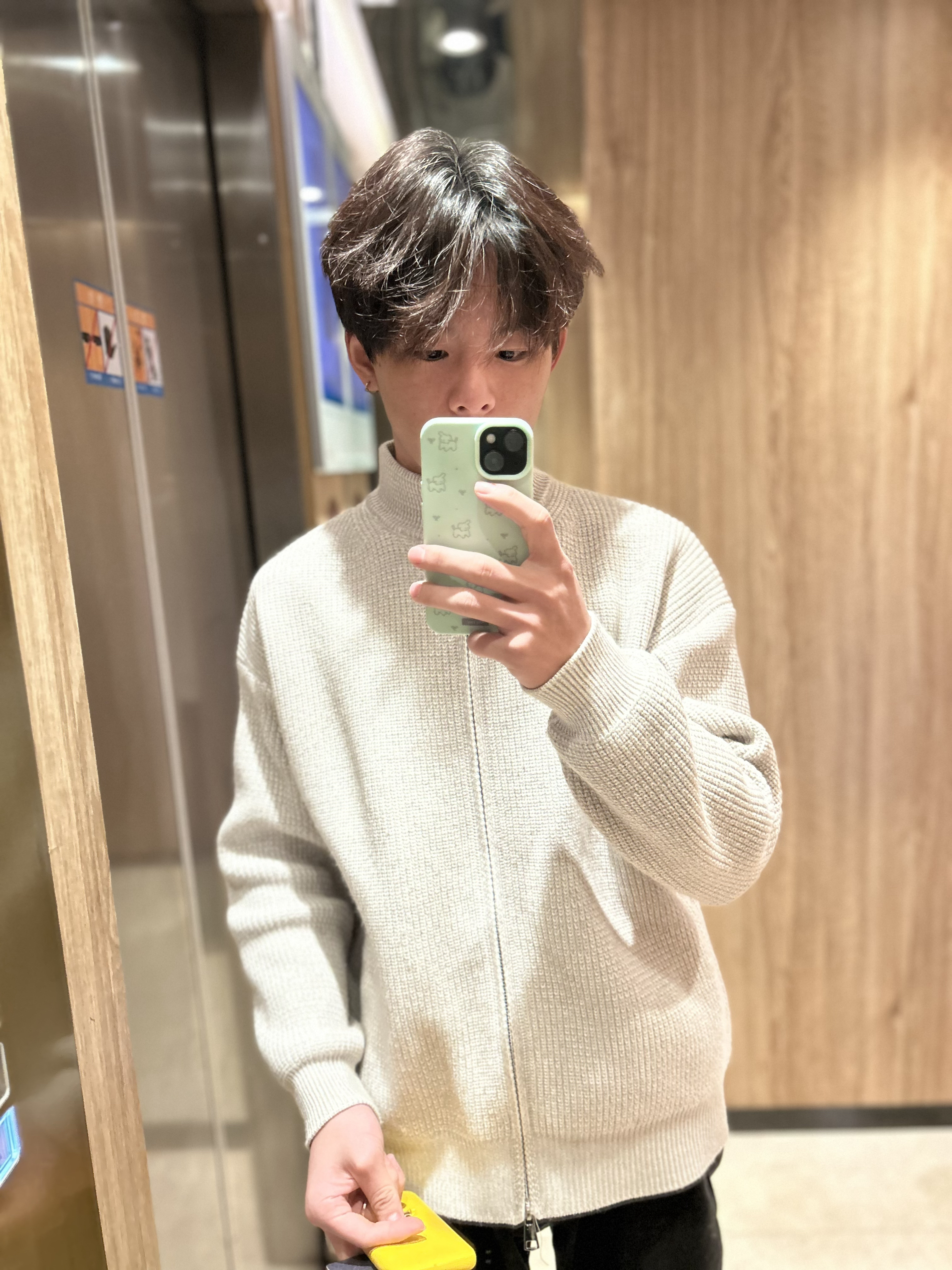 拉链高领加厚毛衣，细腻针织锁温防风，利落
