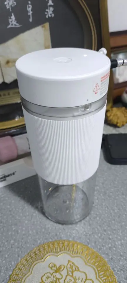 小米榨汁杯2,体积小巧,方便携带,随时随地都能喝果汁!
