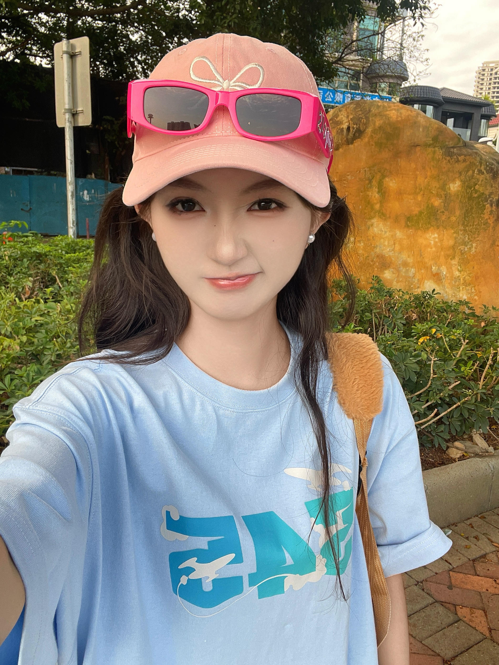 蓝色短袖配上甜美🎩怎么样呀!