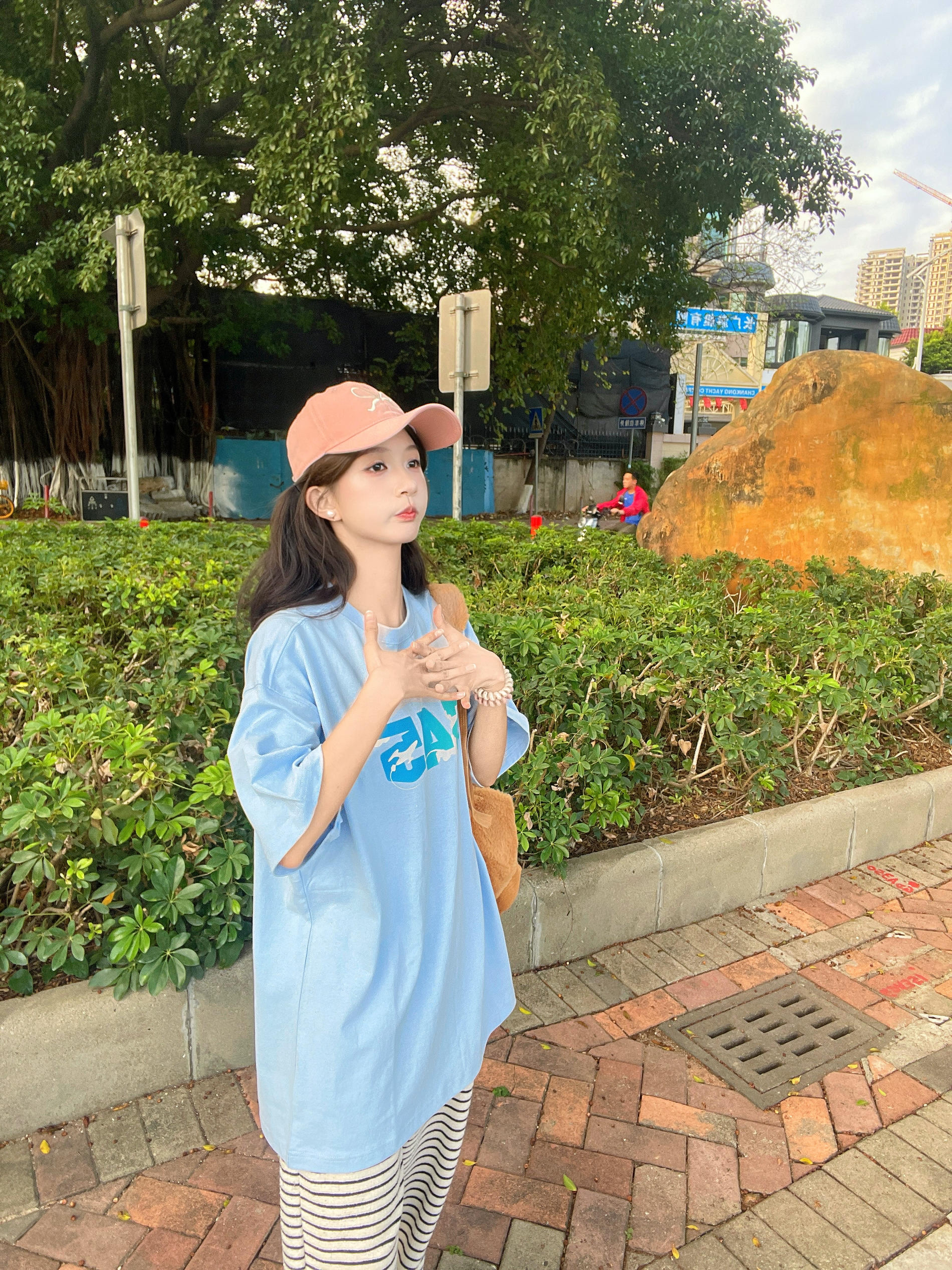 蓝色短袖配上甜美🎩怎么样呀!