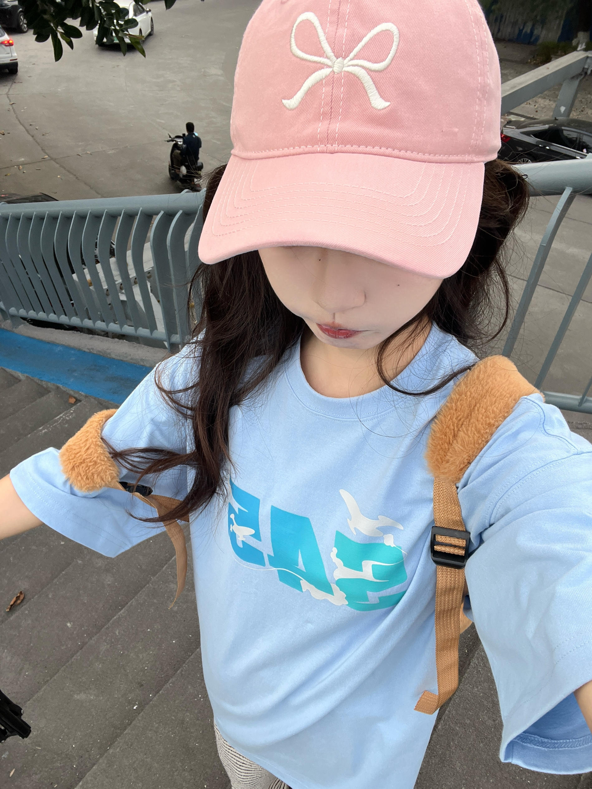 蓝色短袖配上甜美🎩怎么样呀!