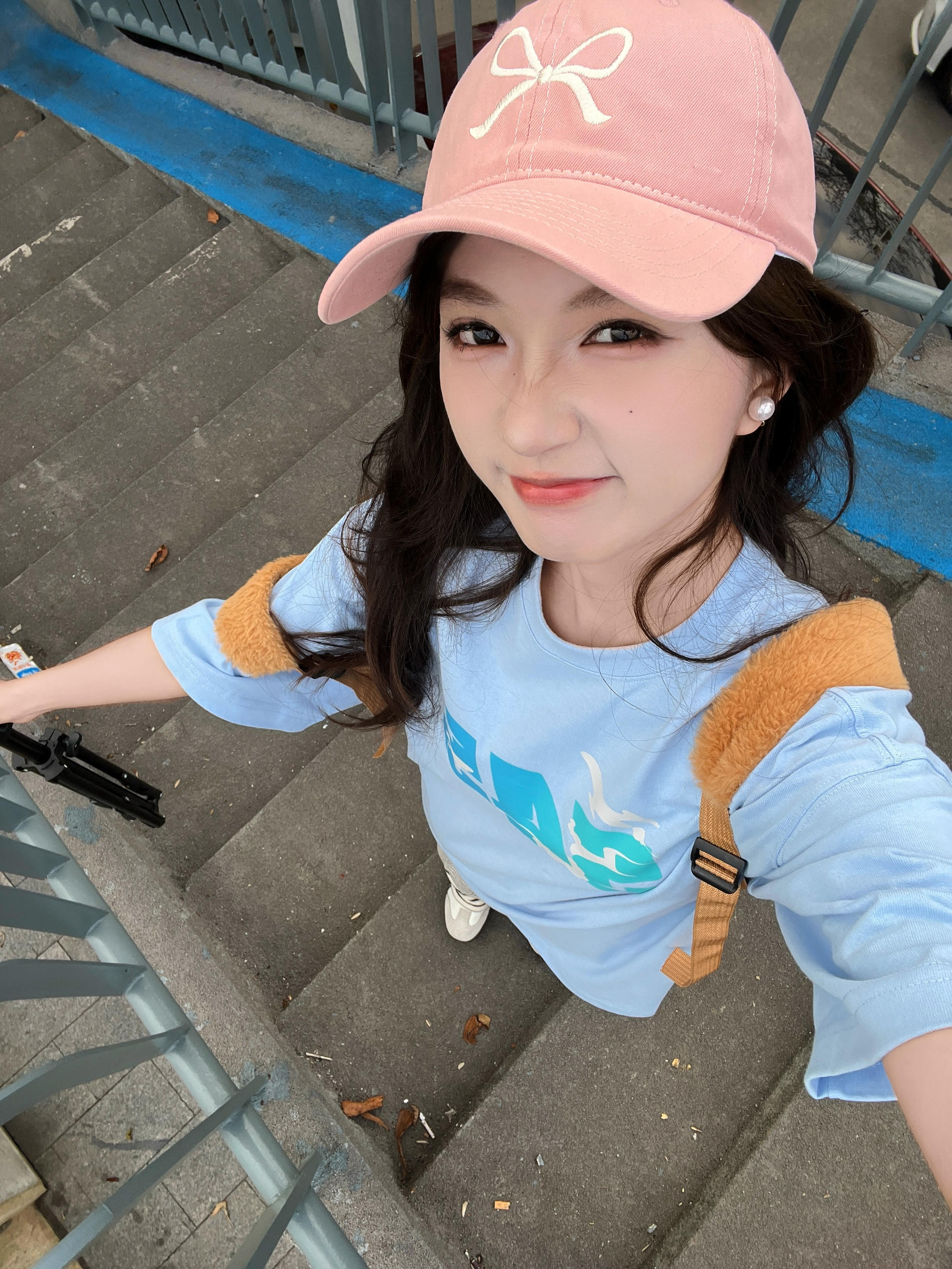 蓝色短袖配上甜美🎩怎么样呀!