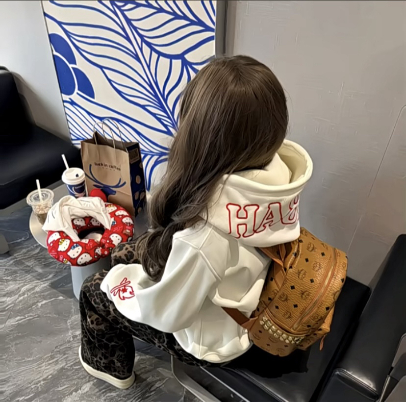如果全世界都揪着你的错指责你 那我蹲下来抱抱你