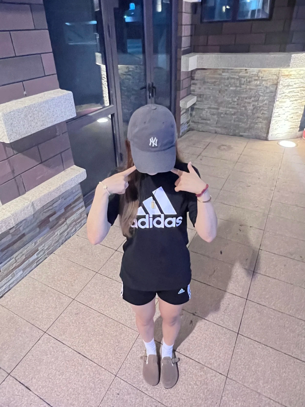 阿迪一身～