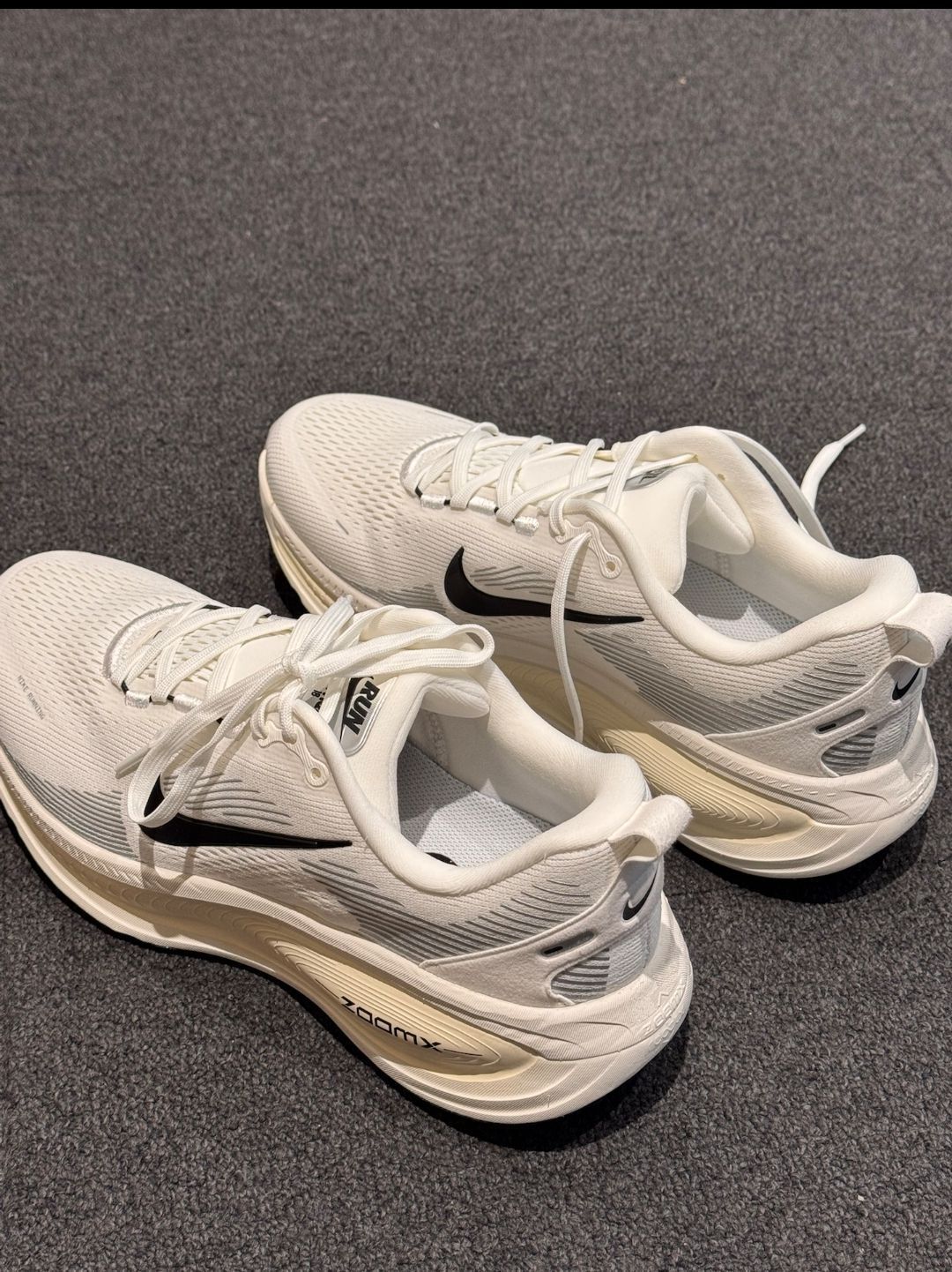 谁能拒绝甜妹专属的Nike Vomero 18白粉配色！穿上它，你就是春日里最元气的存在！