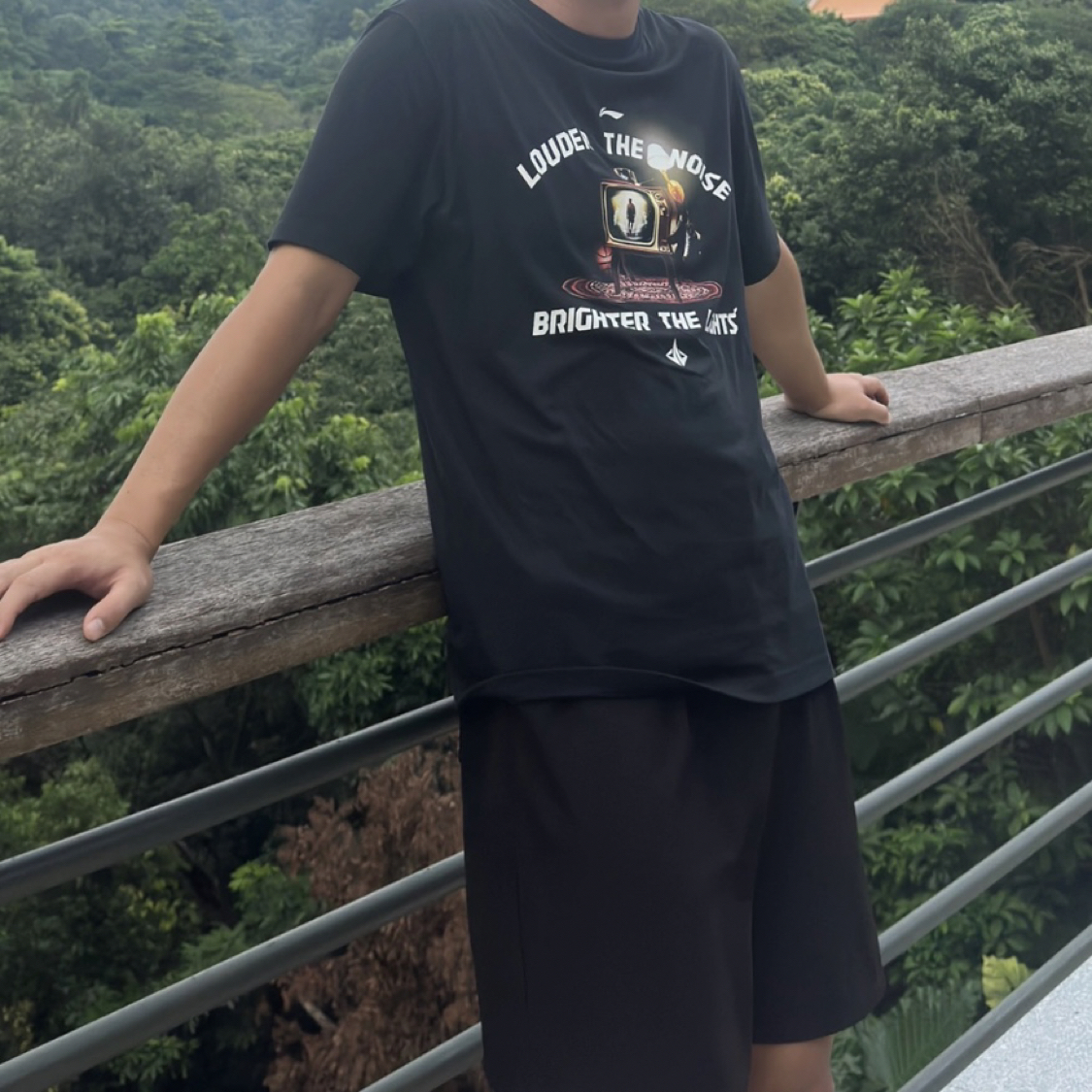 夏季的衣橱少不了简约黑