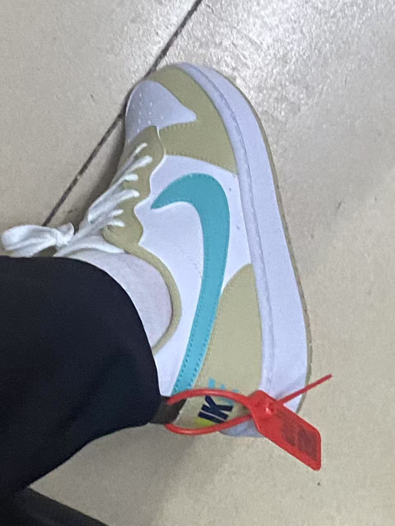 鞋子很好穿配色也很好赞赞赞👟球鞋名称：
