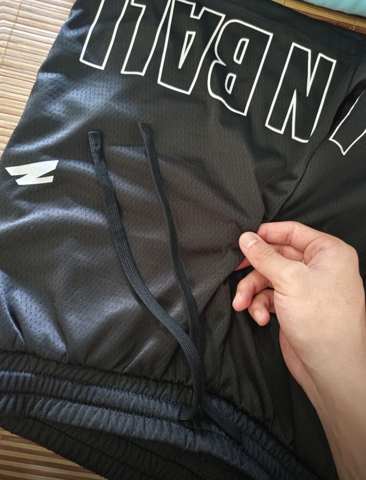 1.这条黑色运动短裤设计简洁，以黑白色调