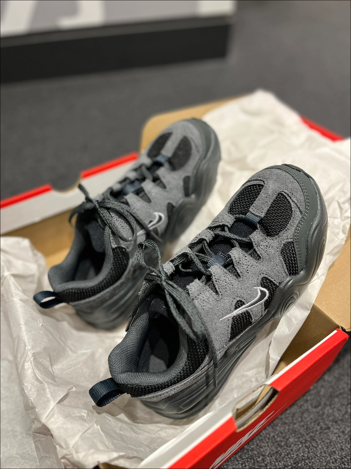 加厚鞋口+系带贴合｜Nike Tech Hera 低帮休闲鞋：日常百搭神器