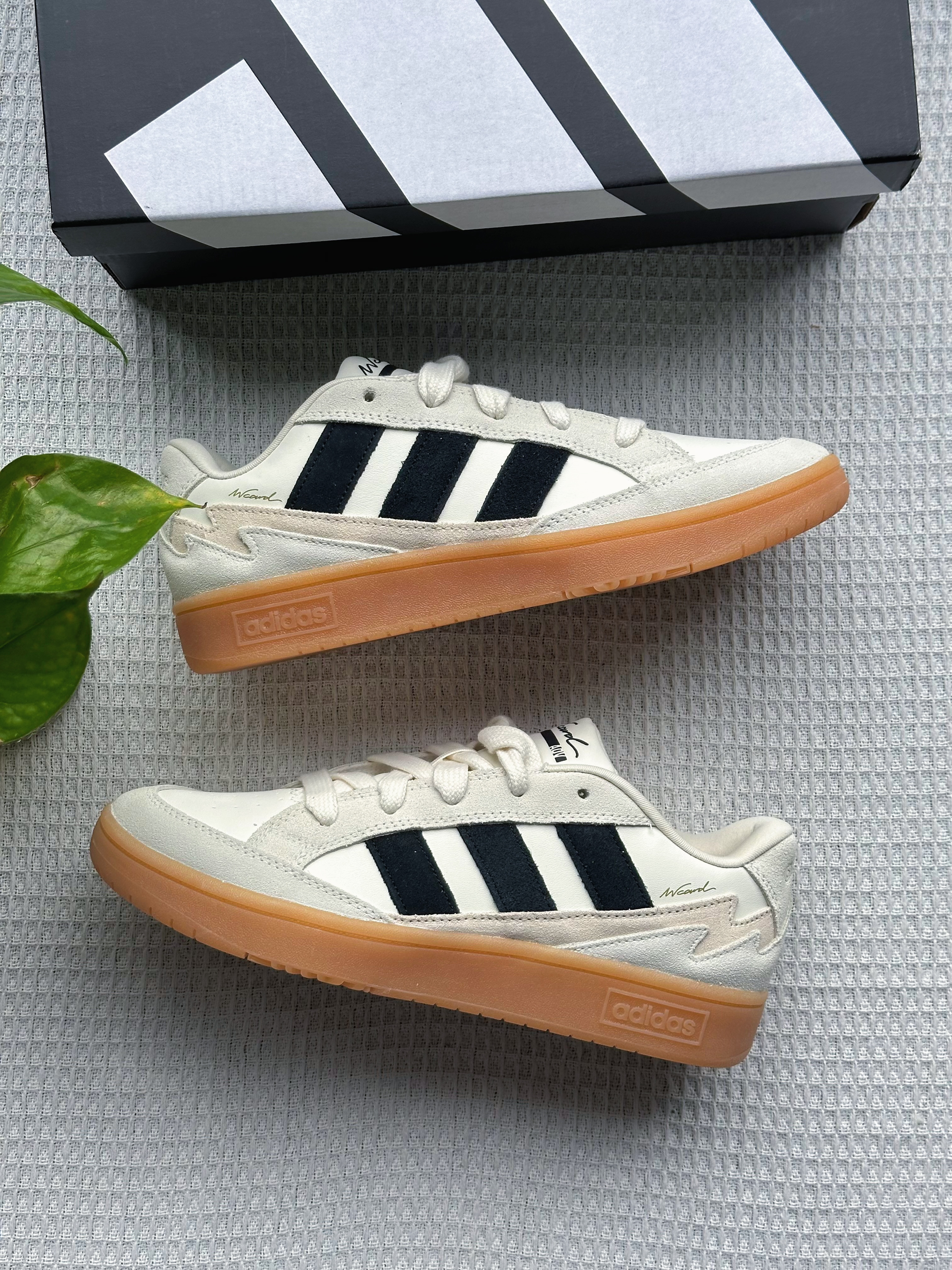 这双adidas面包鞋,怕是「反内卷通勤党」の天菜!轻运动也能穿出高级感✨