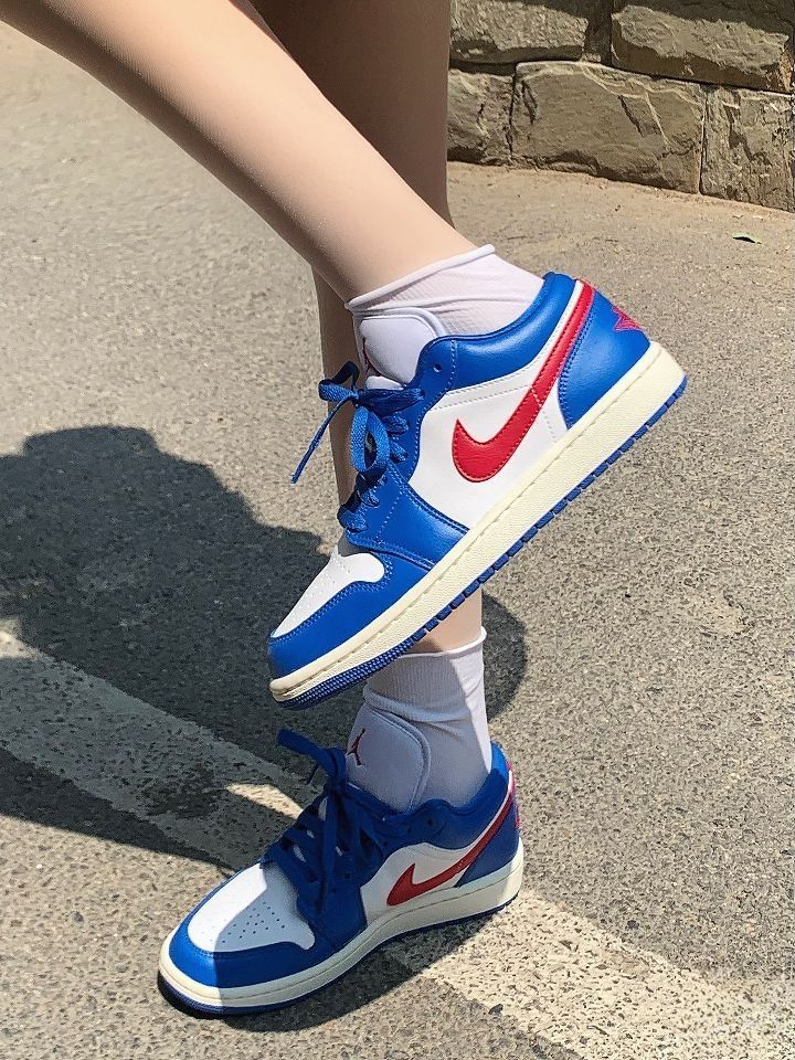 大学蓝邂逅红白,AJ1女款解锁运动休闲新风尚