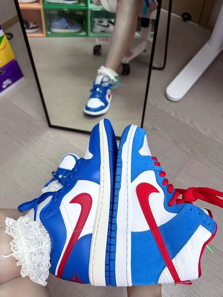 大学蓝邂逅红白,AJ1女款解锁运动休闲新风尚