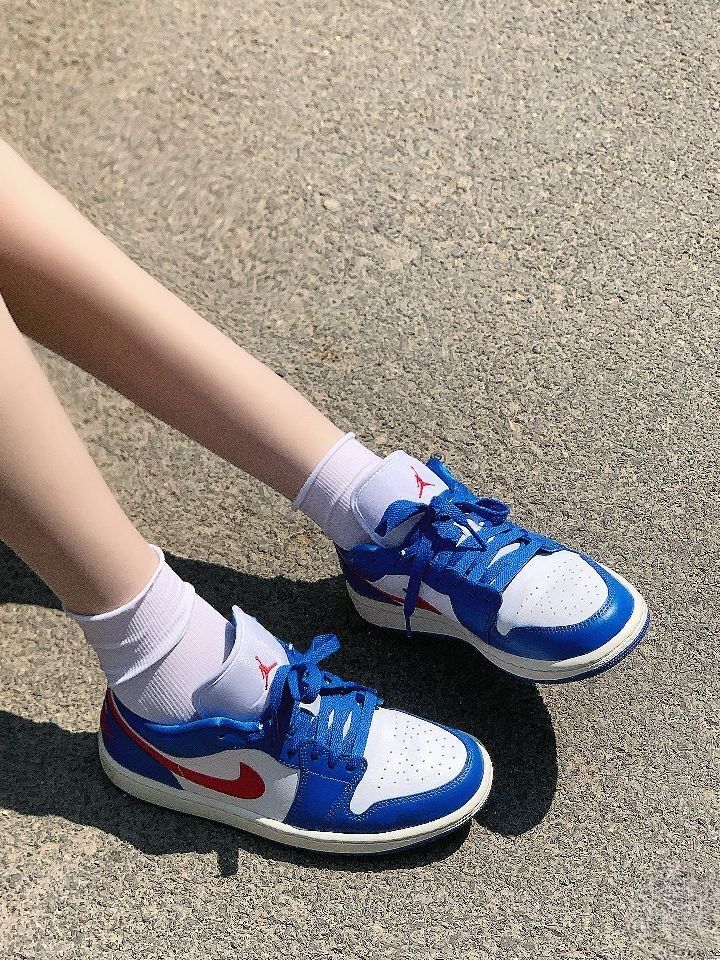 大学蓝邂逅红白,AJ1女款解锁运动休闲新风尚