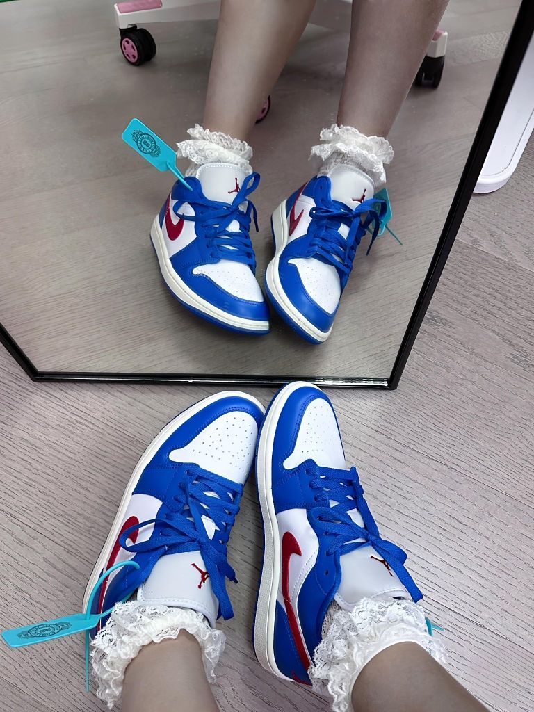 大学蓝邂逅红白,AJ1女款解锁运动休闲新风尚