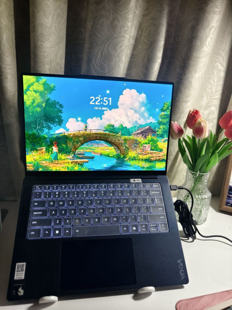 深蓝色手提电脑，触摸屏绝了