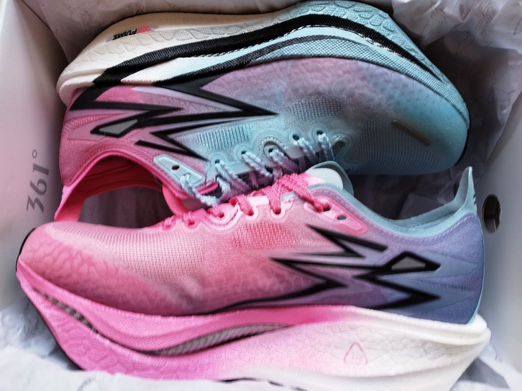 好看，碳板反馈很强烈，后跟非常软，穿起来