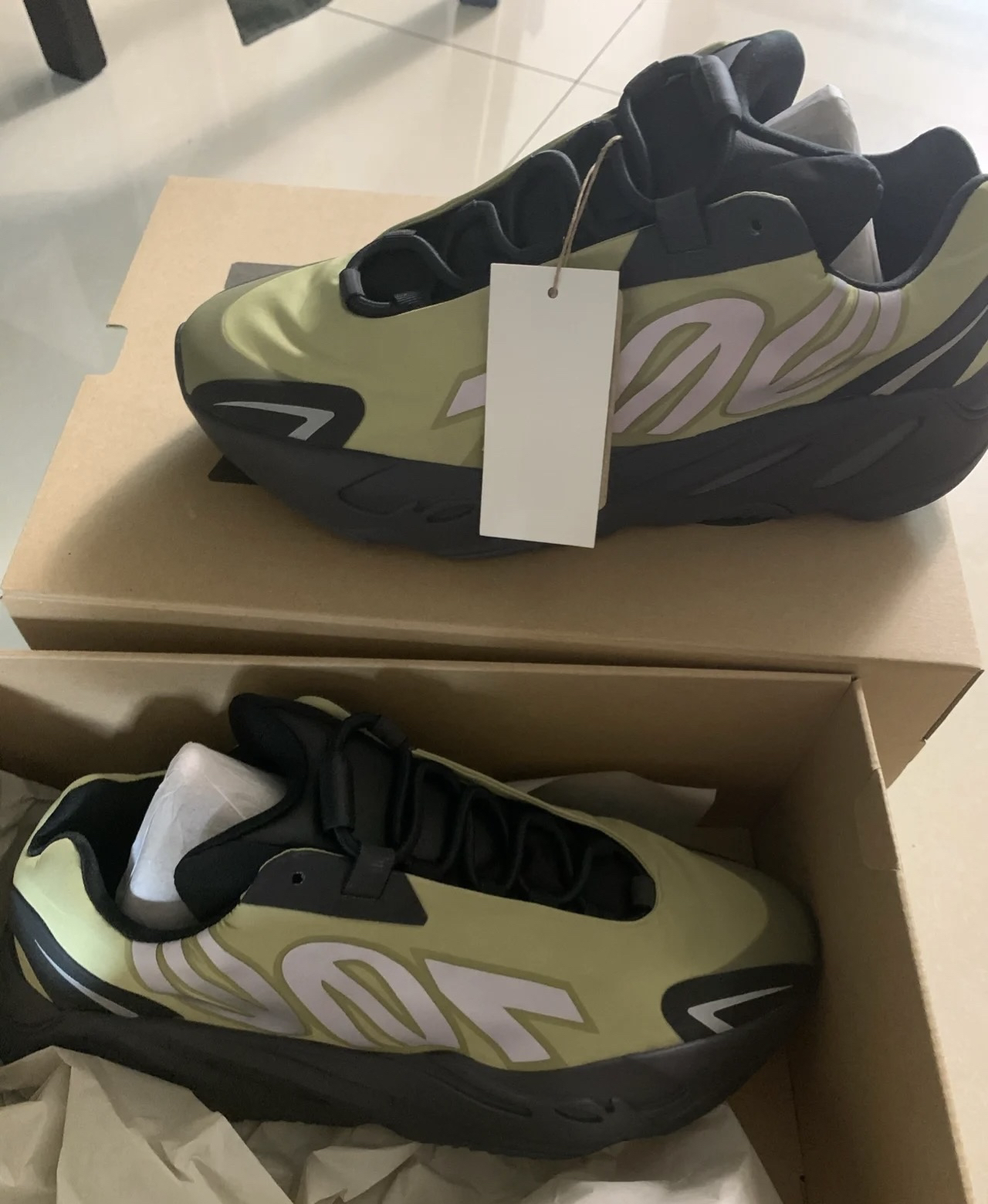 yeezy 700 MNVN系列作为Ye