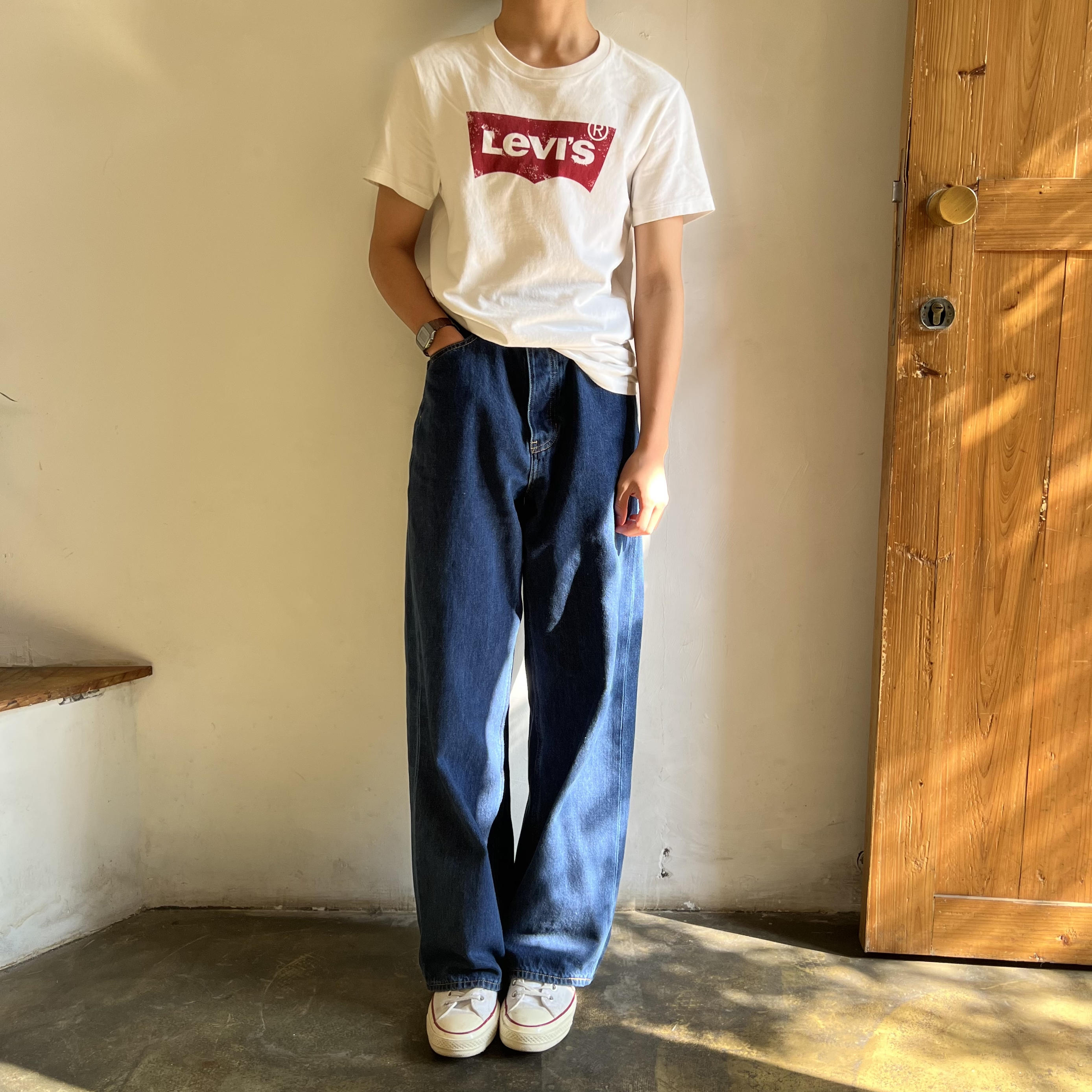 搭配方面：
  👔 上衣：李维斯
  👖