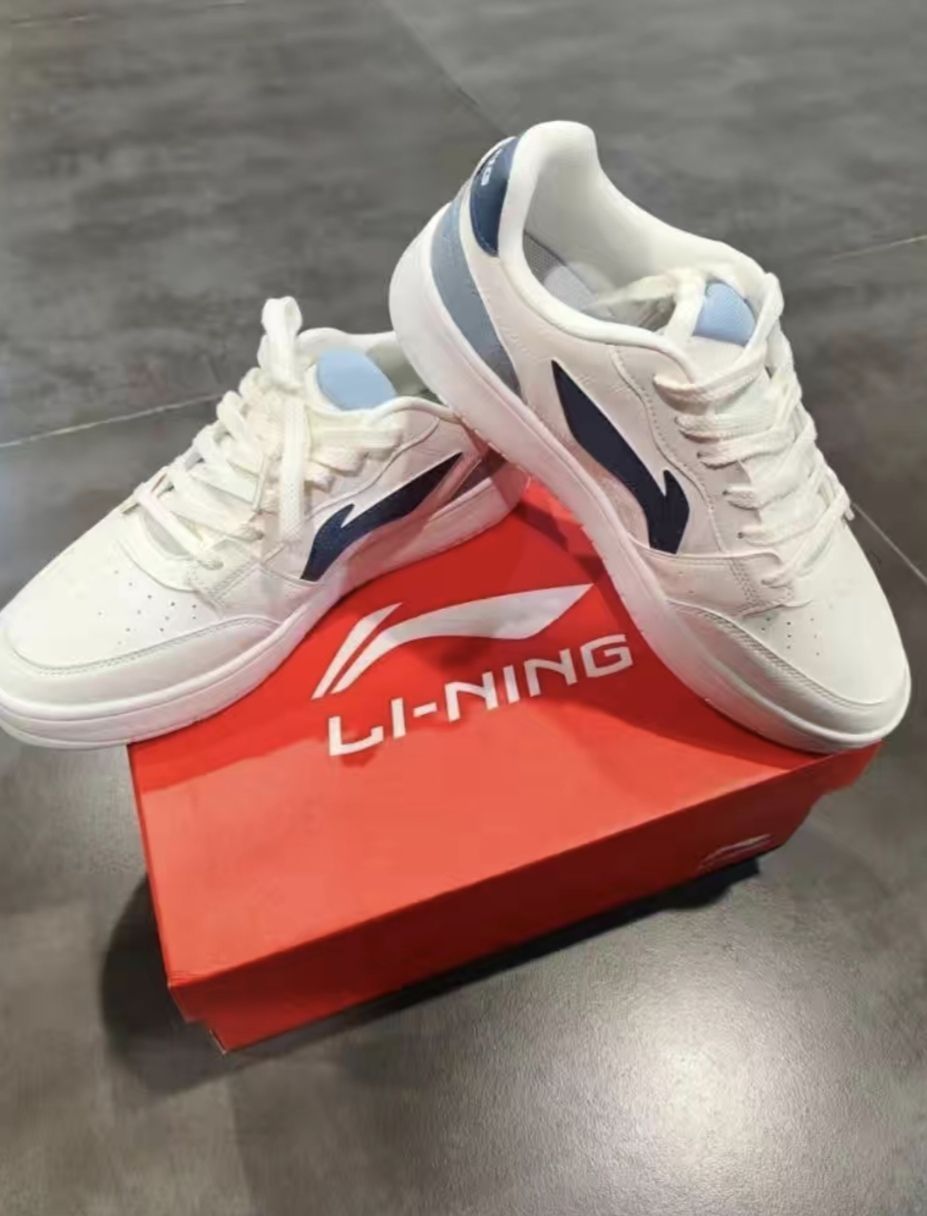 女生见了都流泪的一款李宁小白鞋外观简约大