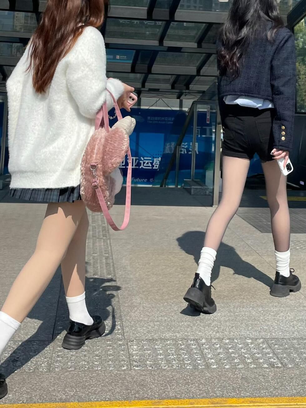黑丝真的秒杀光腿吗？