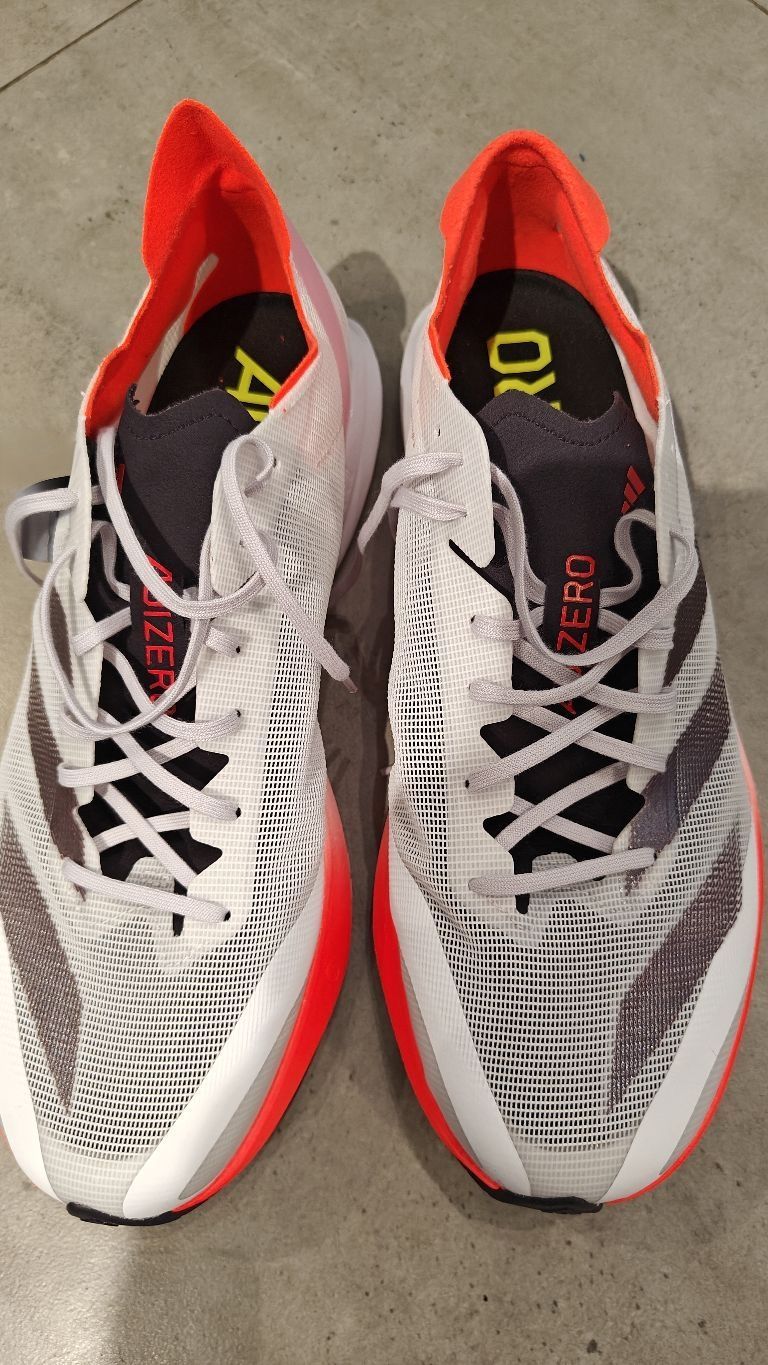 清新动感活力的 adidas Adizero Adios 8 白色/太阳红跑鞋