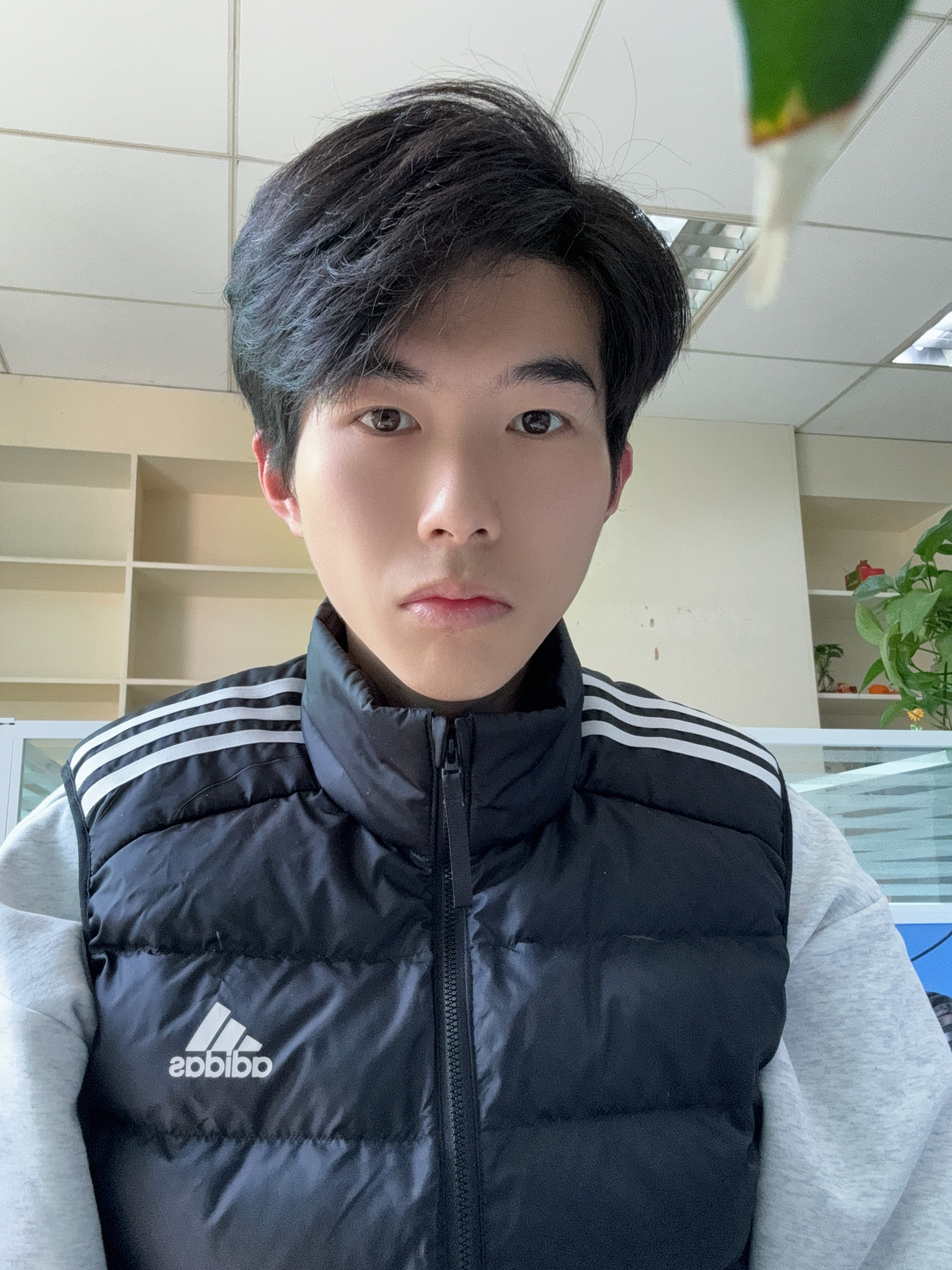 百搭的羽绒马甲～冬季搭配加绒卫衣即可，春