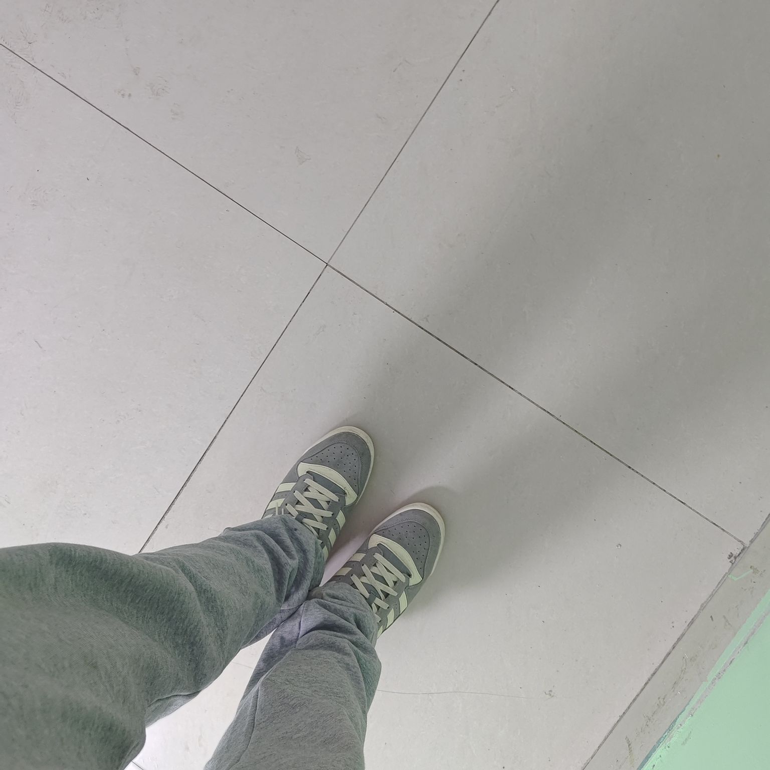 阿迪达斯复古三叶草穿着很舒服，还是金标的