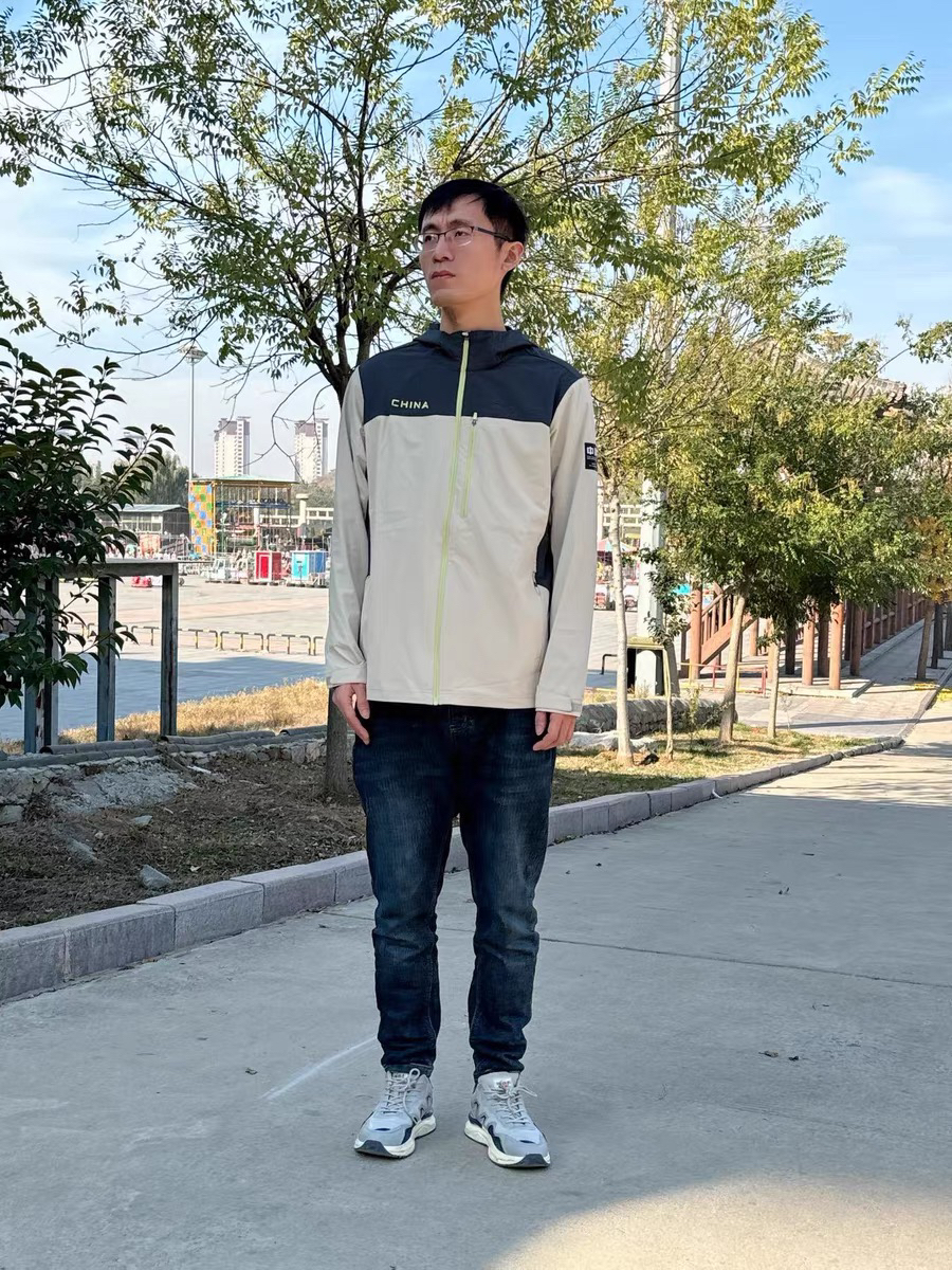 Anta 一眼爱上的撞色连帽冲锋衣