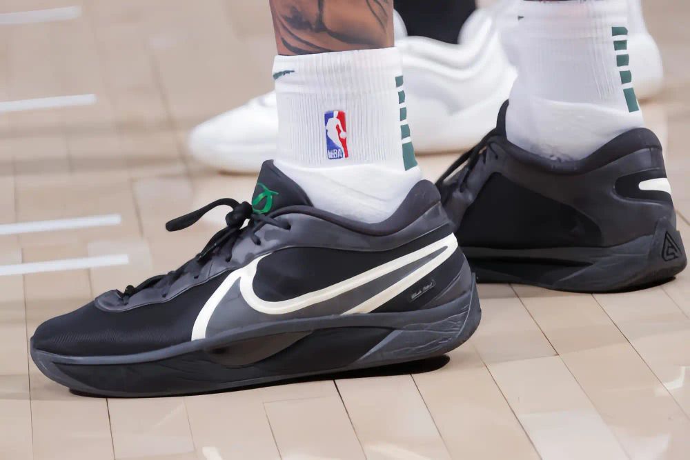 🔥「未来已至！Nike Giannis Freak 6 黑曜石计划登场，重新定义篮球鞋天花板！」