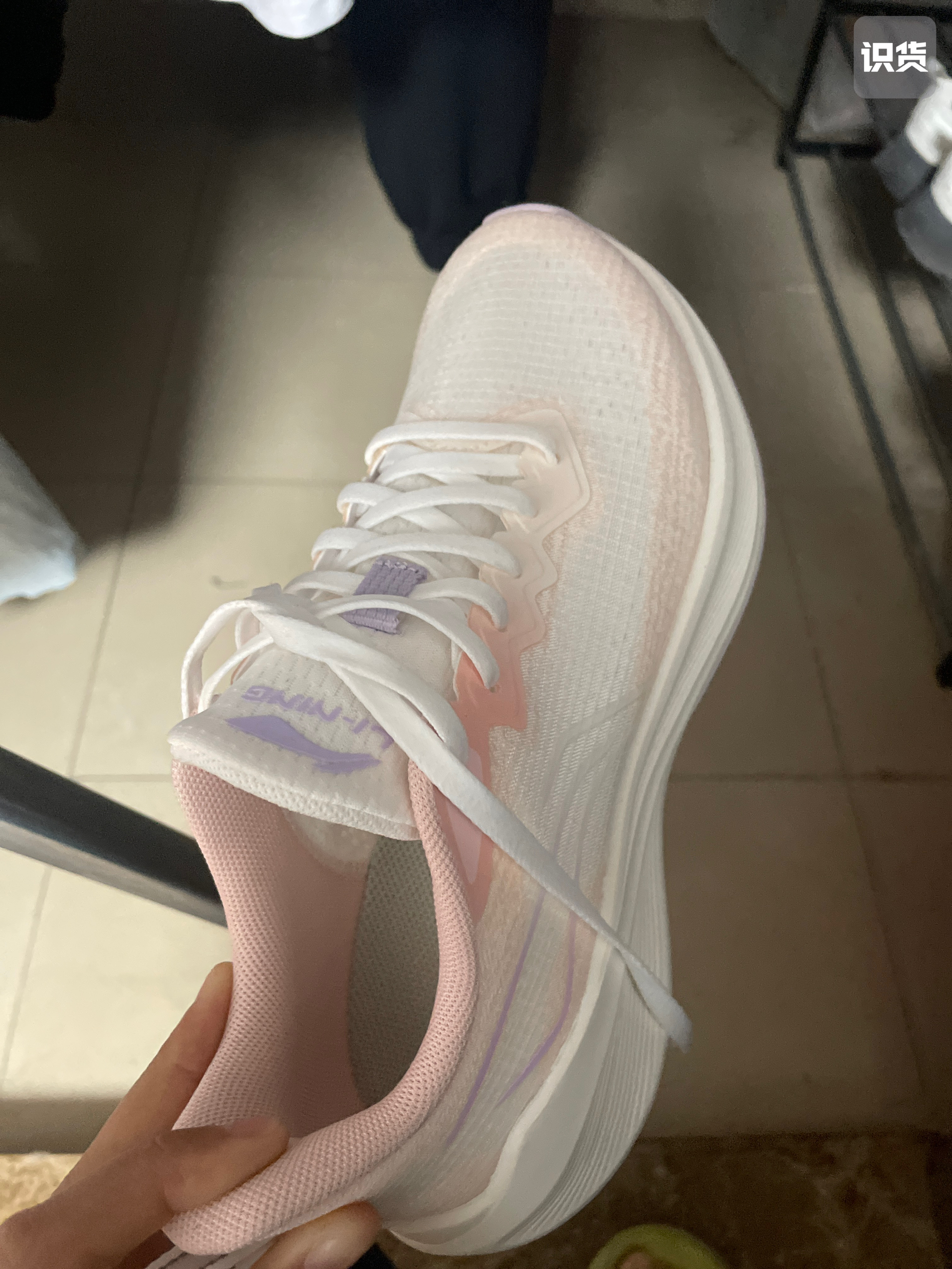 鞋子收到了 是正品，上脚特别舒服，轻便柔