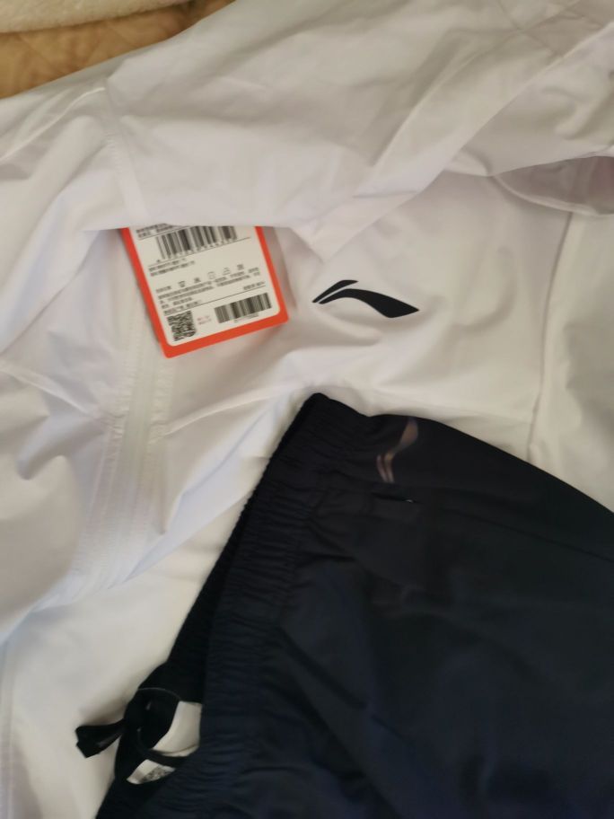 衣服质量很好，很轻薄，很适合跑步