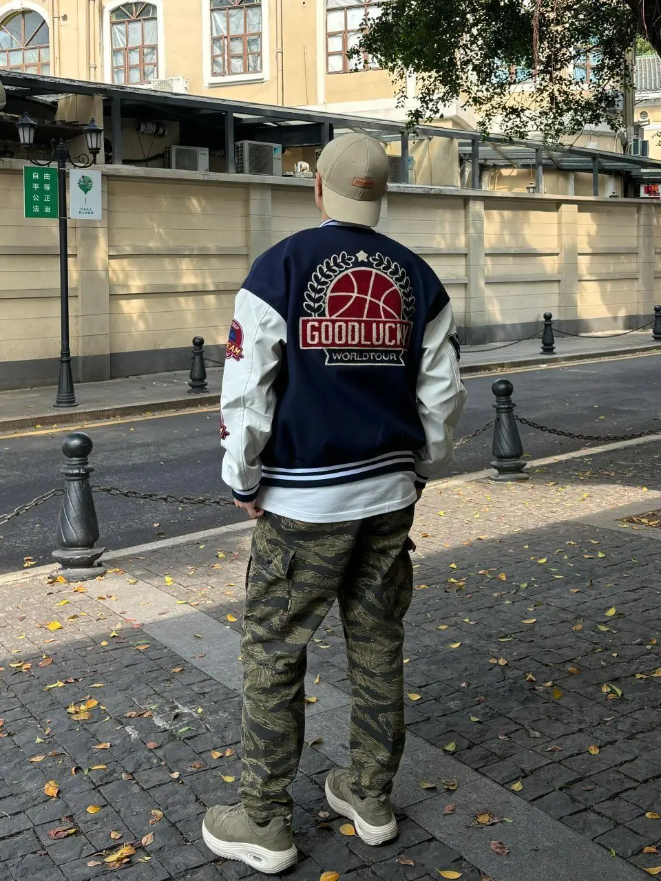 卫衣叠穿棒球服,少年感拉满