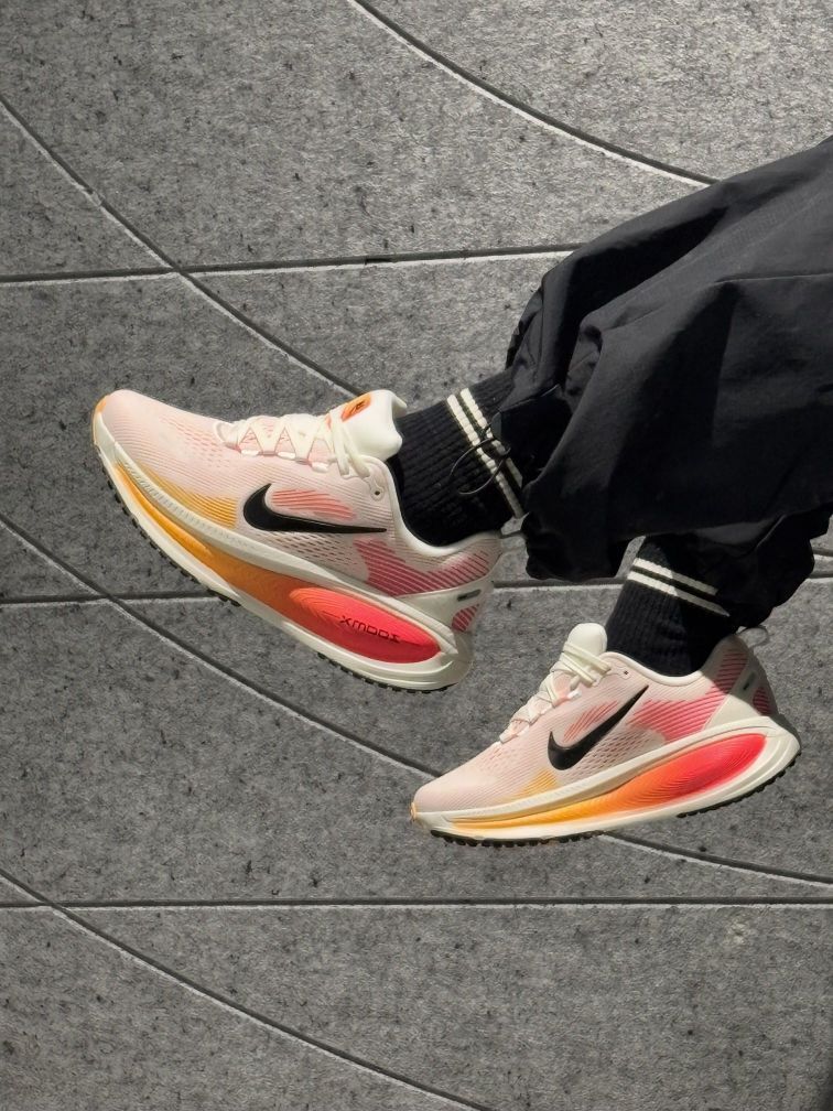 Nike Vomero18 火力橙鞋面裂变出三色火焰纹路