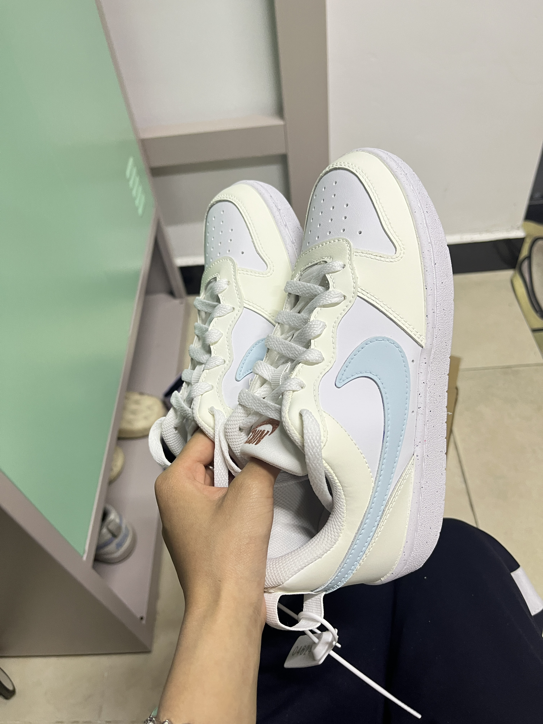 超级好看，很喜欢，颜色跟图片一模一样