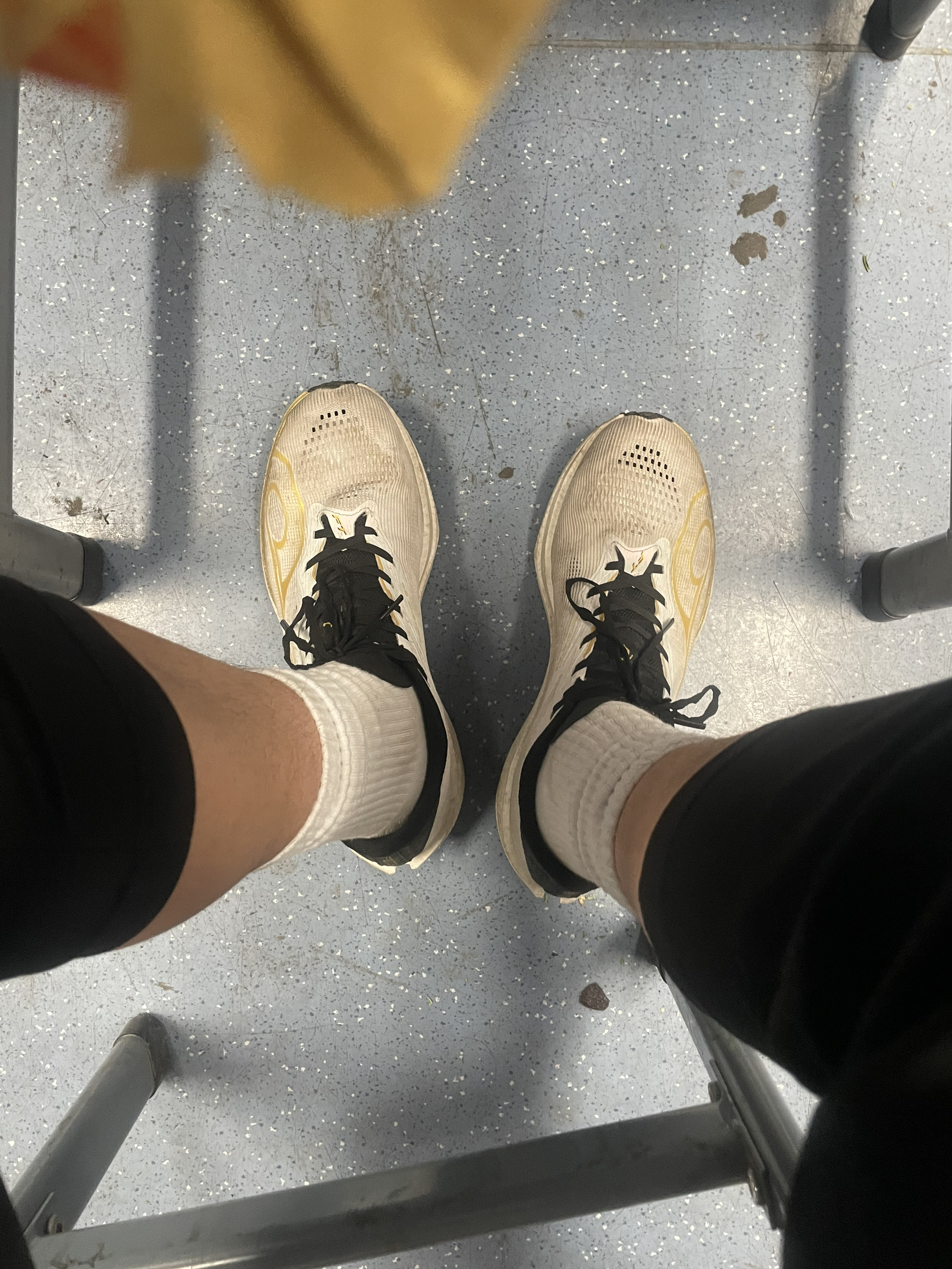 穿了两天，不耐脏，有个严重的问题鞋子的鞋